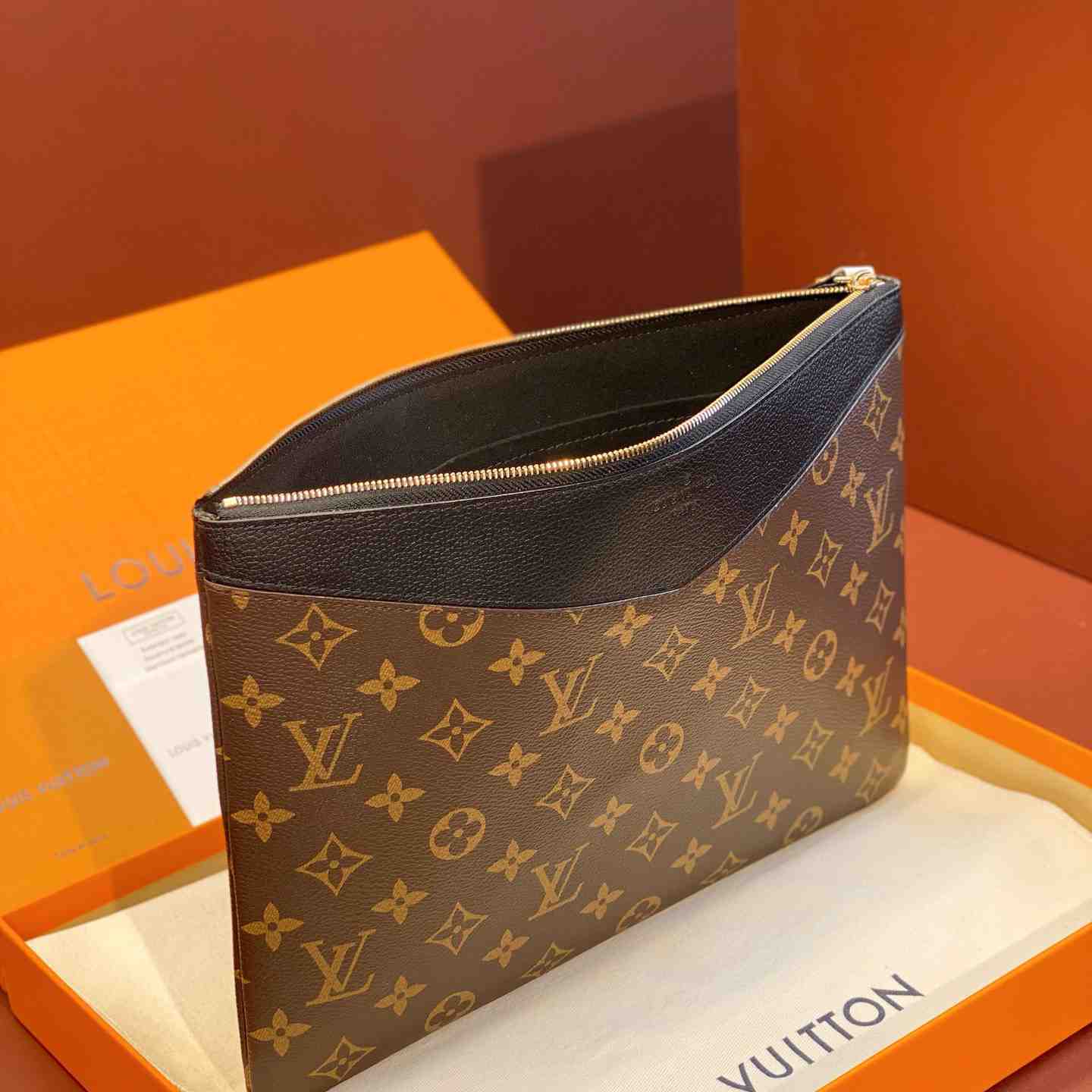Louis Vuitton Daily Pouch  M62048 - PerfectKickZ