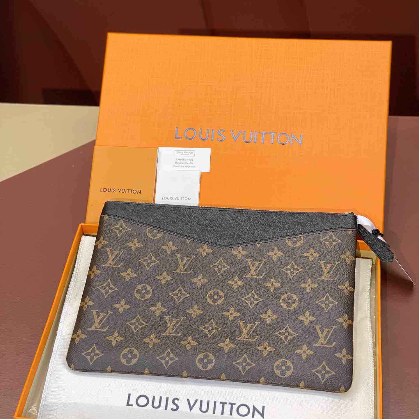 Louis Vuitton Daily Pouch  M62048 - PerfectKickZ