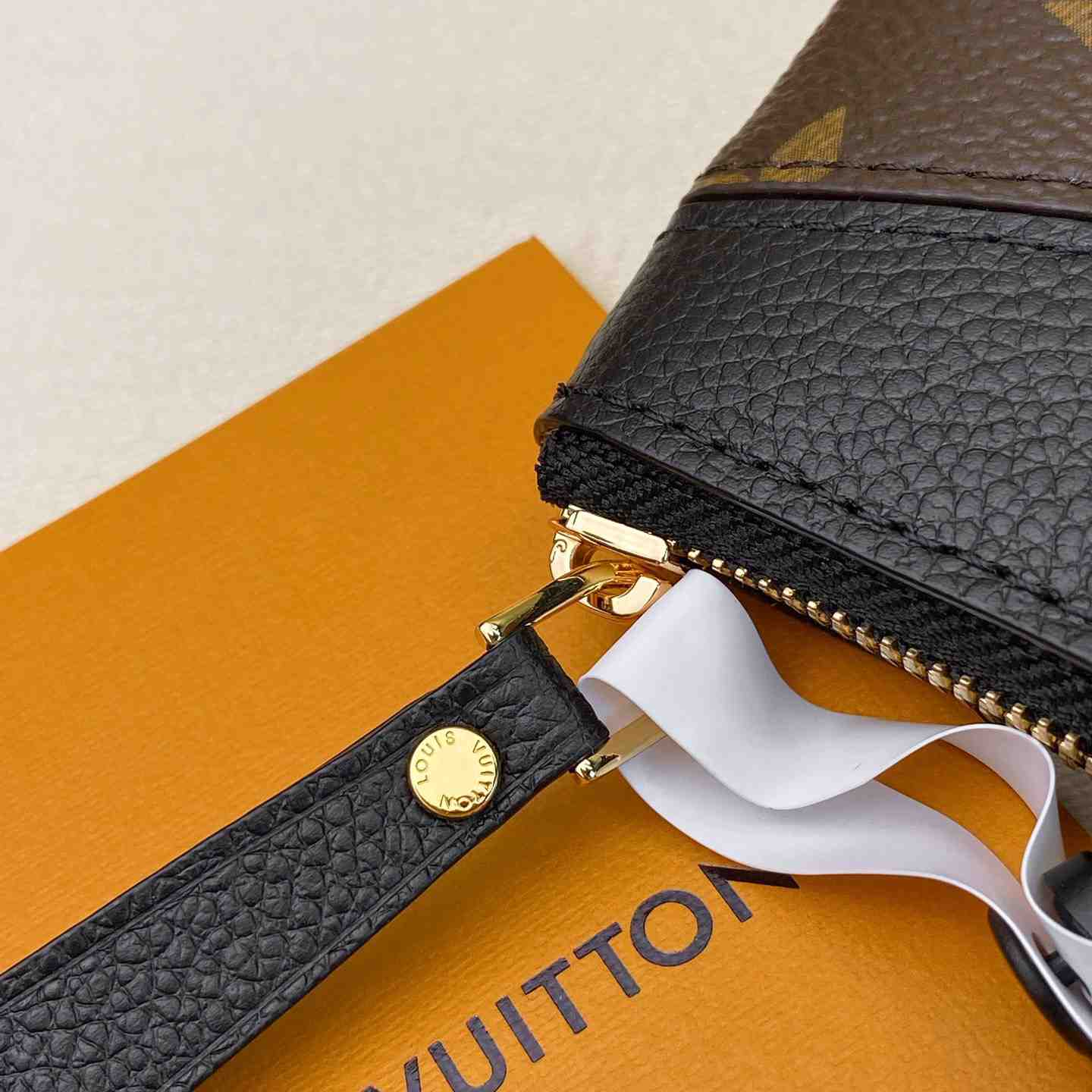 Louis Vuitton Daily Pouch  M62048 - PerfectKickZ