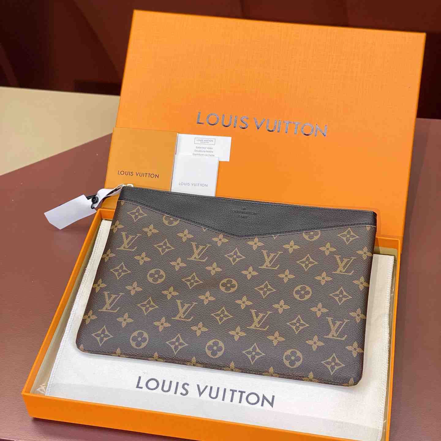 Louis Vuitton Daily Pouch  M62048 - PerfectKickZ