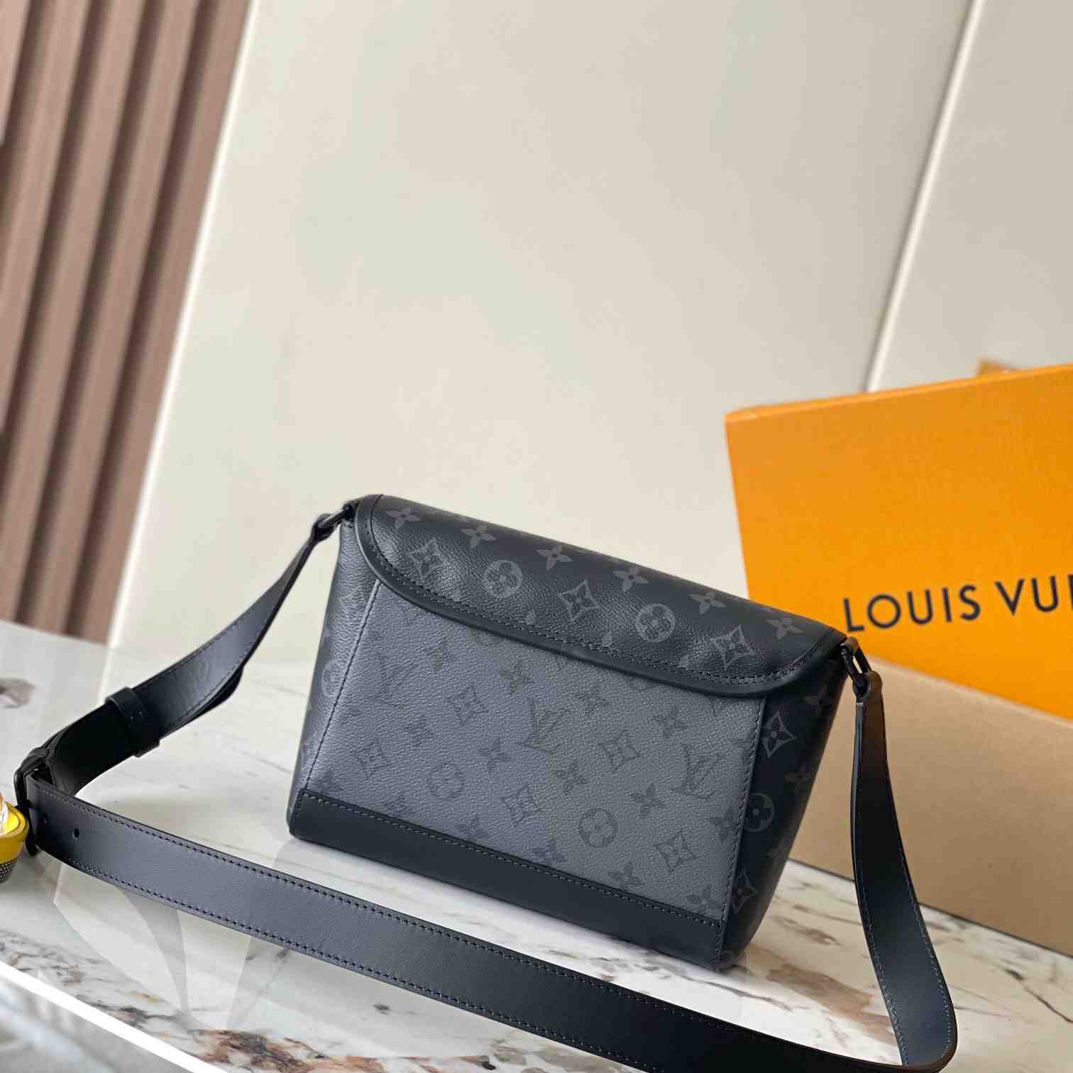 Louis Vuitton Pulse Messenger  M12681 - 