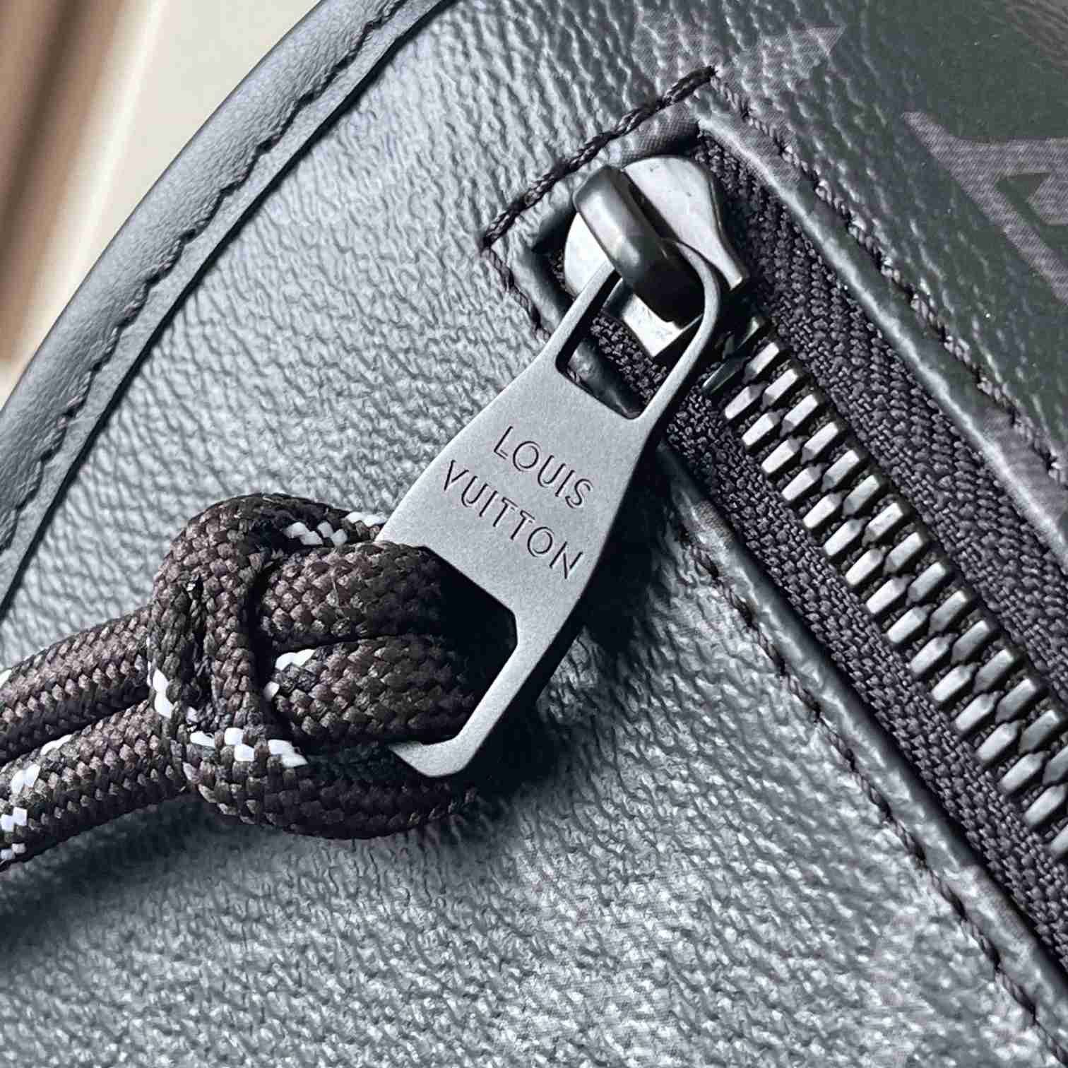 Louis Vuitton Pulse Messenger  M12681 - 