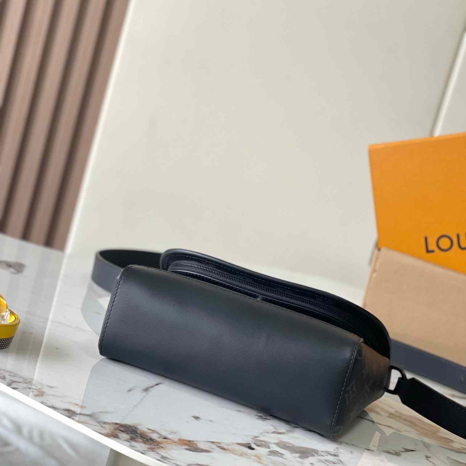 Louis Vuitton Pulse Messenger  M12681 - 