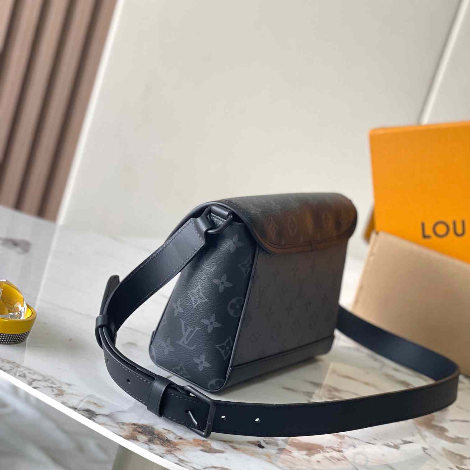 Louis Vuitton Pulse Messenger  M12681 - 