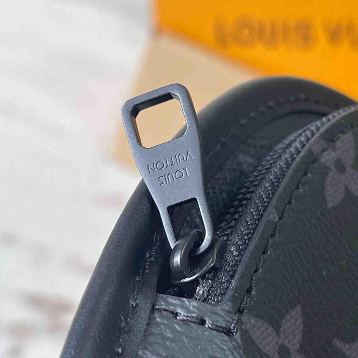 Louis Vuitton Pulse Messenger  M12681 - 
