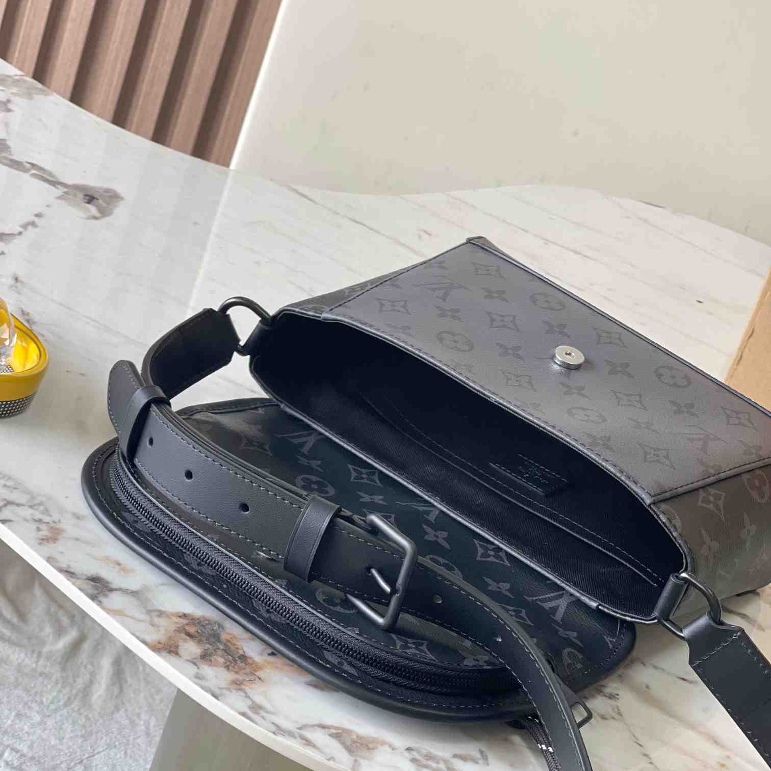 Louis Vuitton Pulse Messenger  M12681 - 