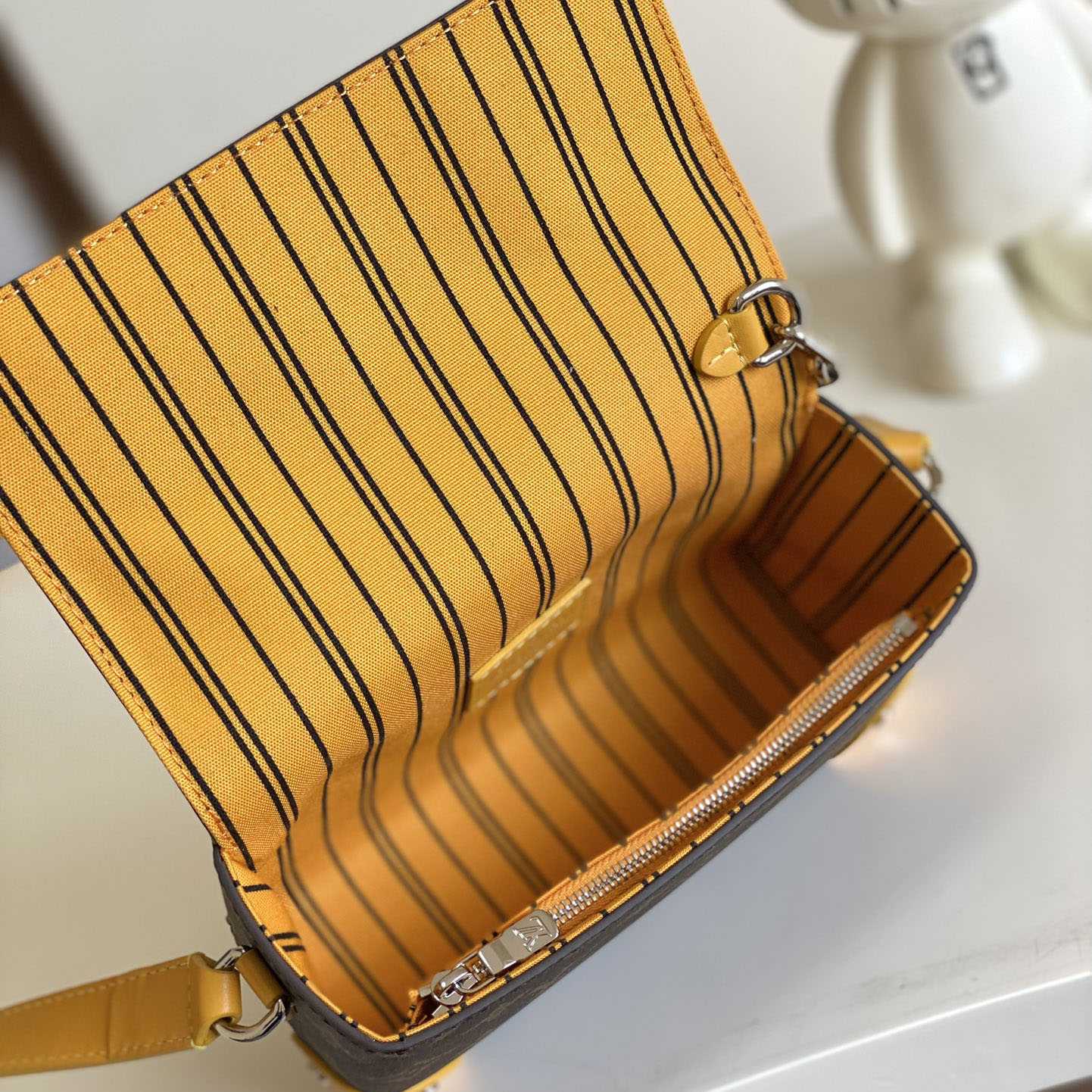 Louis Vuitton Steamer Wearable Wallet  M12811 - 