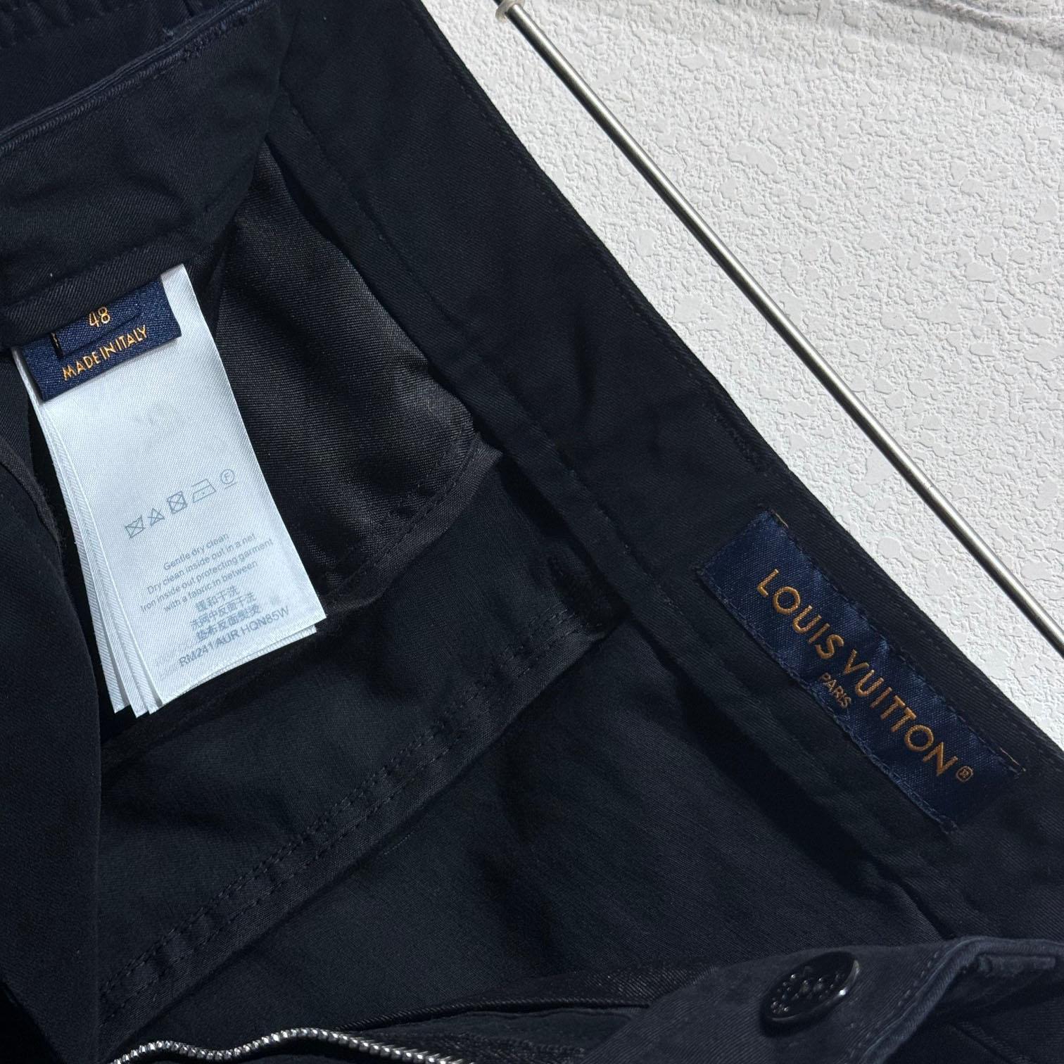 Louis Vuitton Signature Cotton Cargo Pants  1AFJ90 - PerfectKickZ