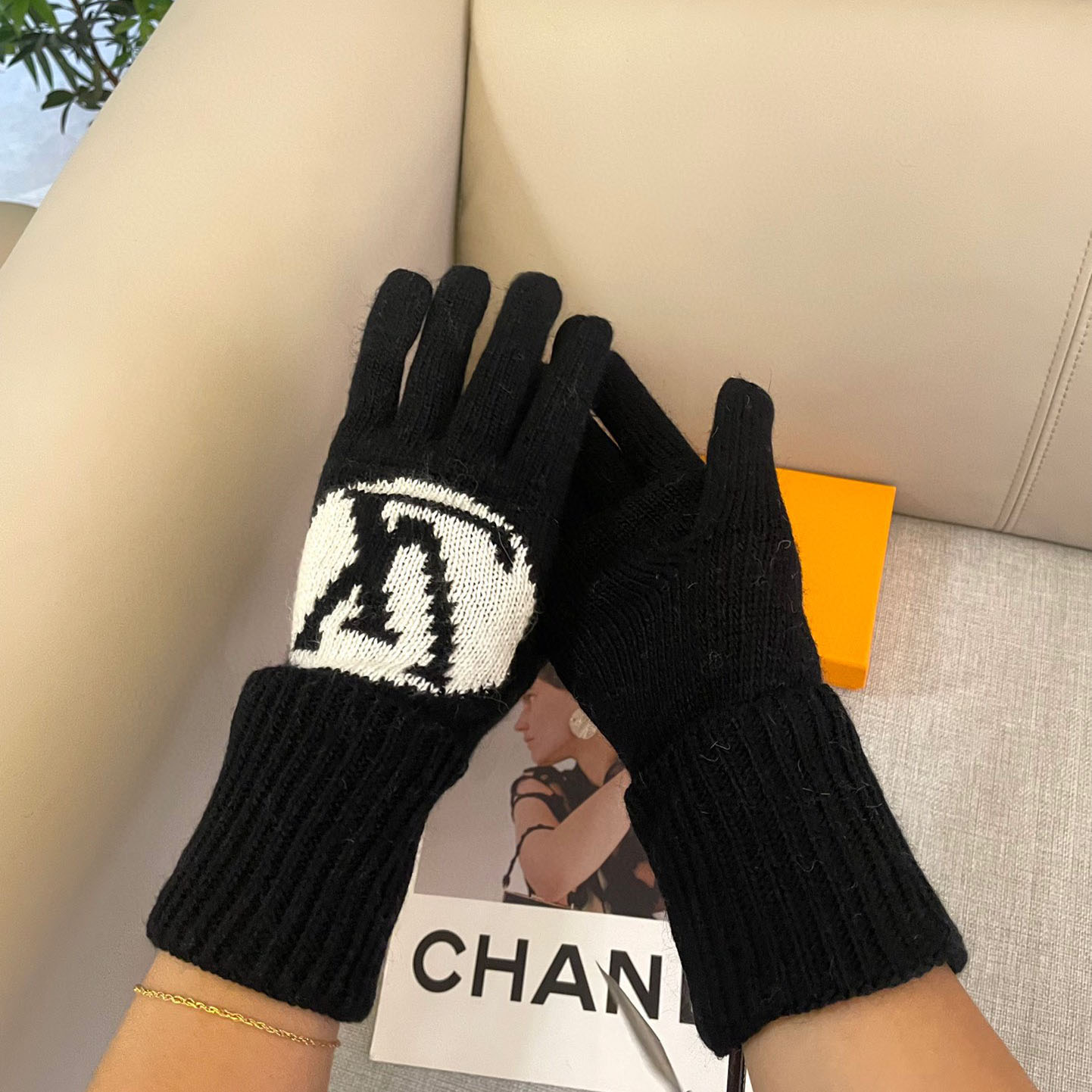 Louis Vuitton LV Medallion Gloves - PerfectKickZ