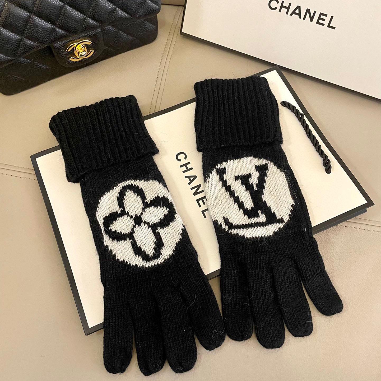 Louis Vuitton LV Medallion Gloves - PerfectKickZ