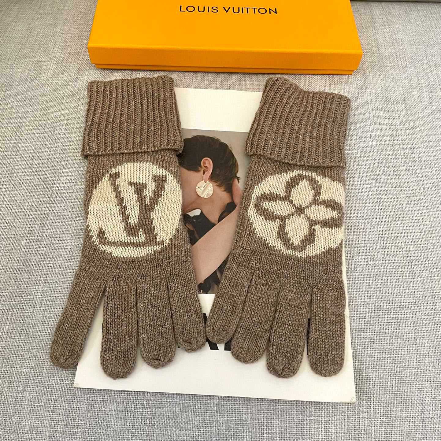 Louis Vuitton LV Medallion Gloves - PerfectKickZ
