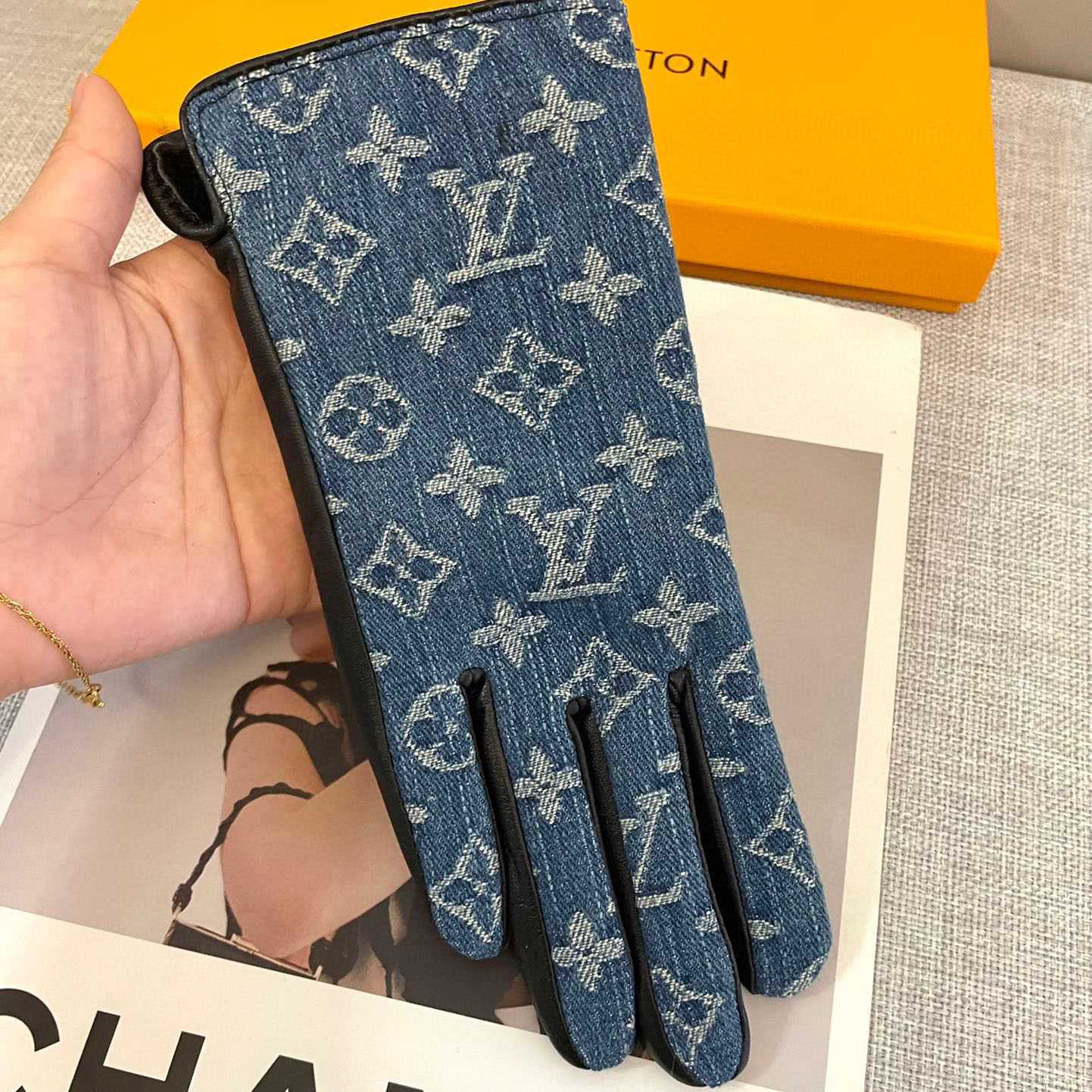 Louis Vuitton Gloves  - 