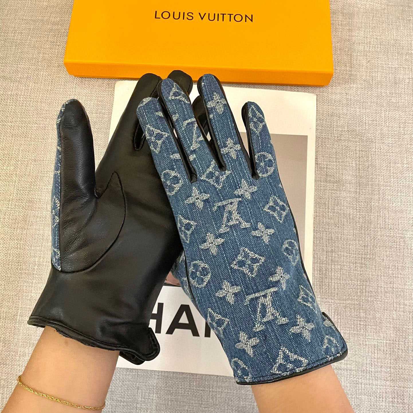Louis Vuitton Gloves  - 