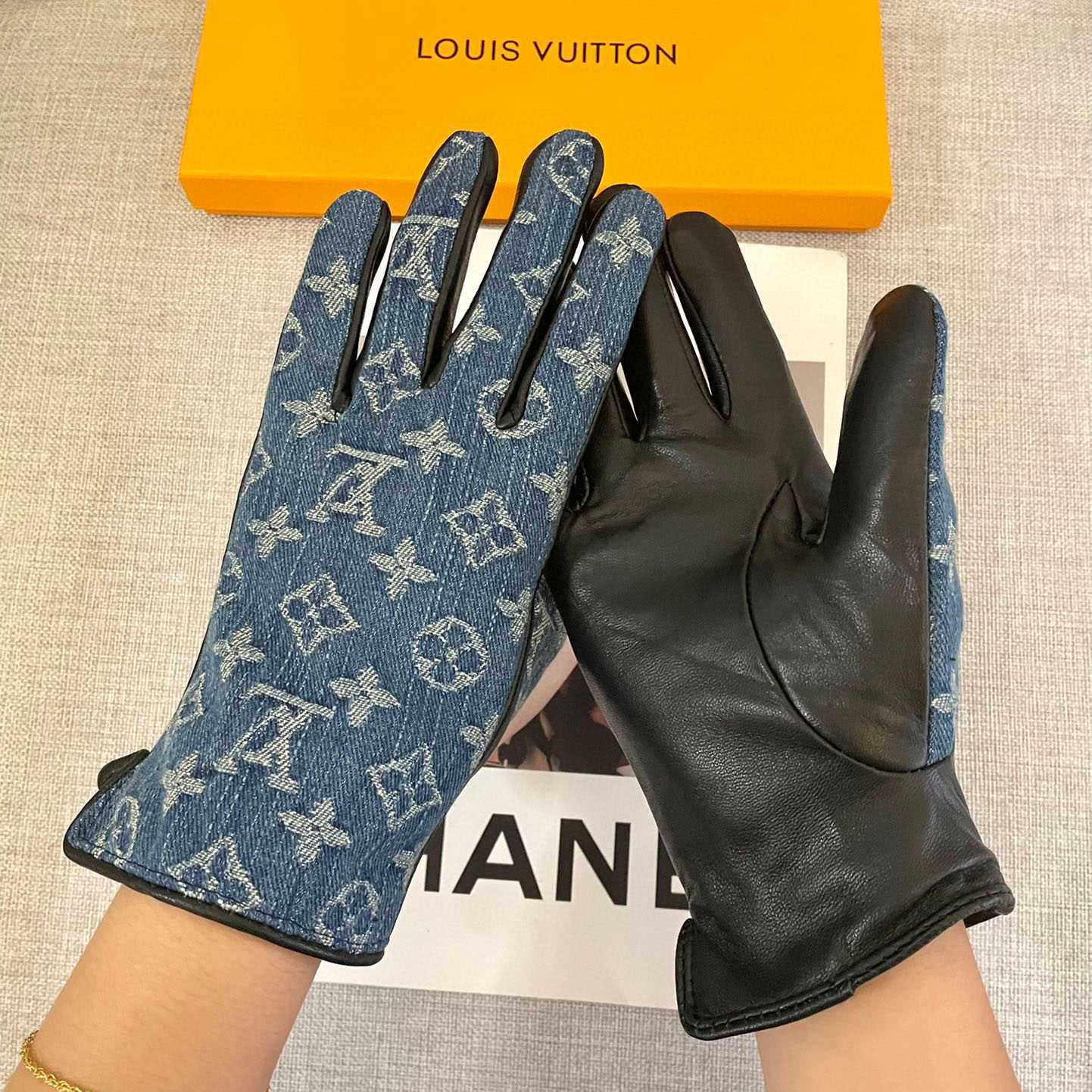 Louis Vuitton Gloves  - 