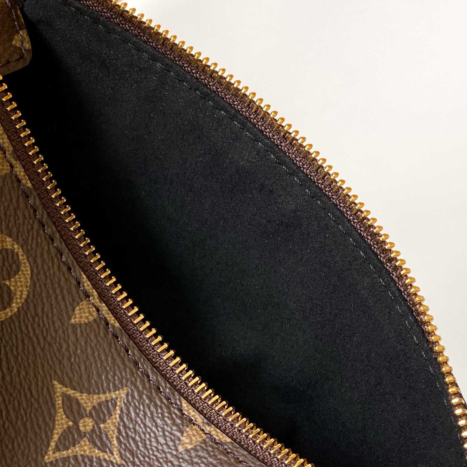 Louis Vuitton Slim Trunk  M13147 - PerfectKickZ