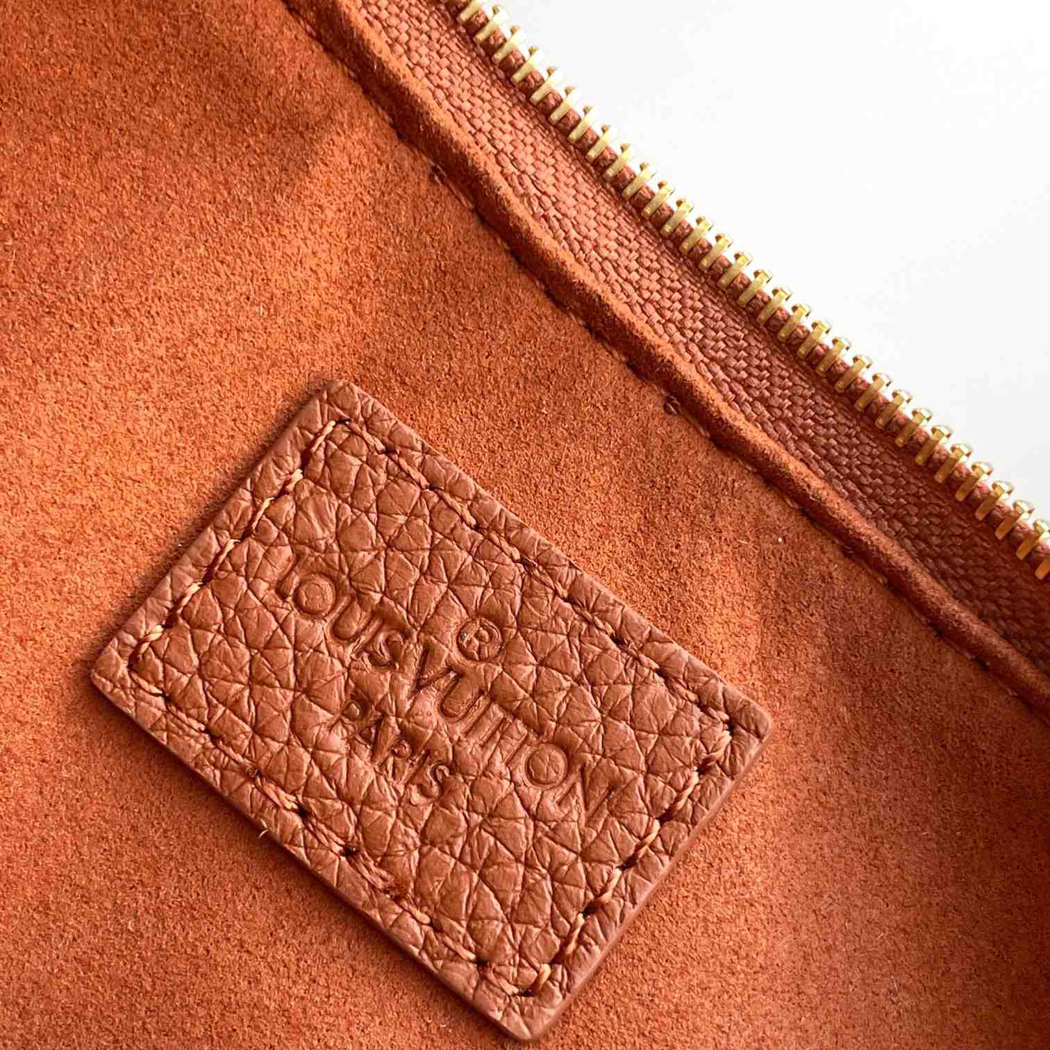 Louis Vuitton Liv Pochette  M11916 - PerfectKickZ