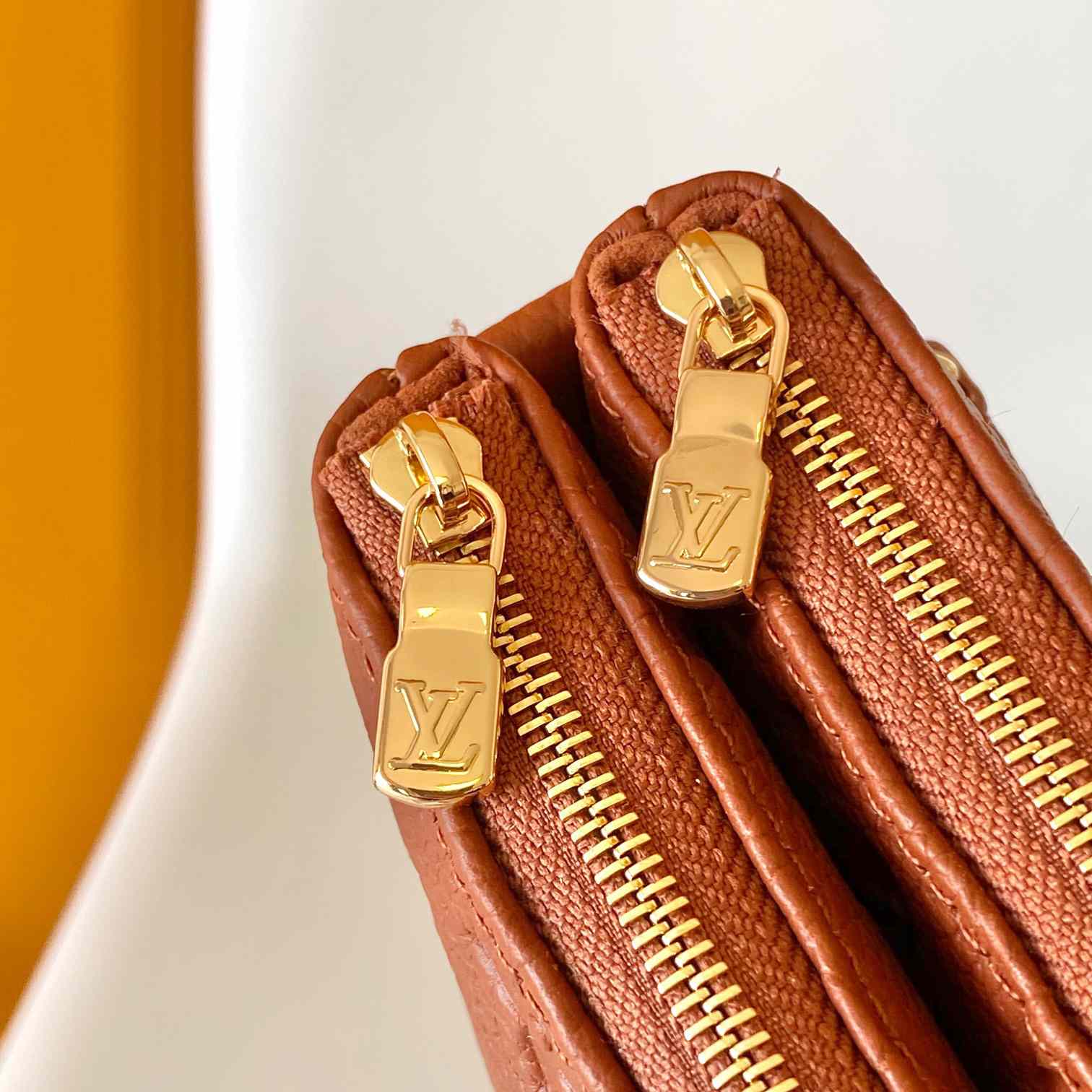 Louis Vuitton Liv Pochette  M11916 - PerfectKickZ