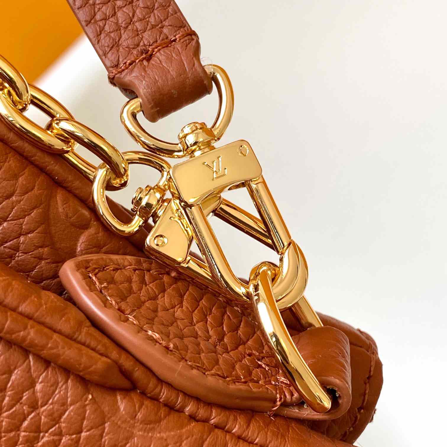 Louis Vuitton Liv Pochette  M11916 - PerfectKickZ