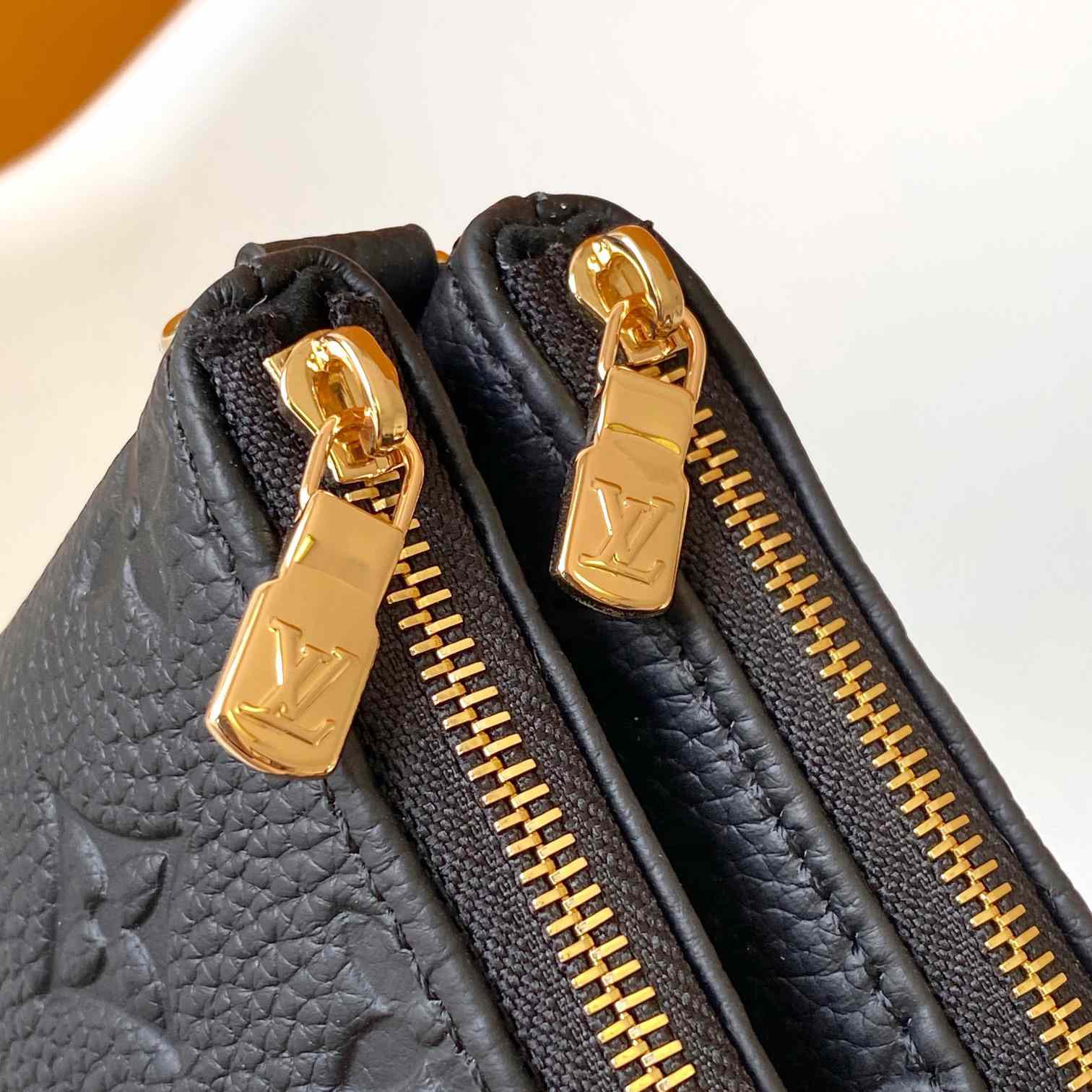 Louis Vuitton Liv Pochette  M83301 - PerfectKickZ