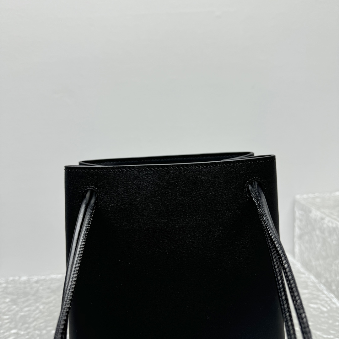 Loewe Pebble Pouch In Smooth Calfskin  - PerfectKickZ