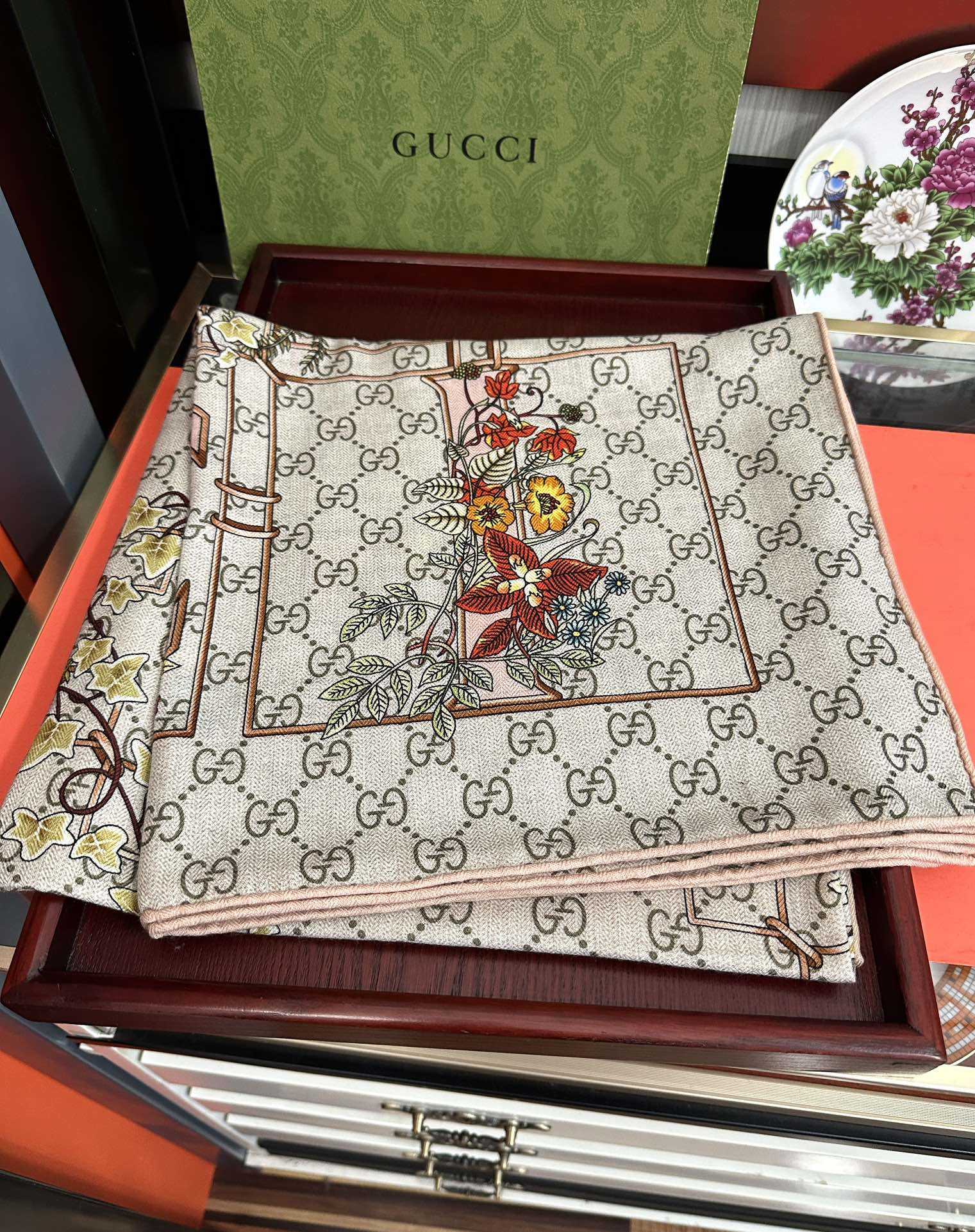 Gucci Scarf    140x140cm - PerfectKickZ