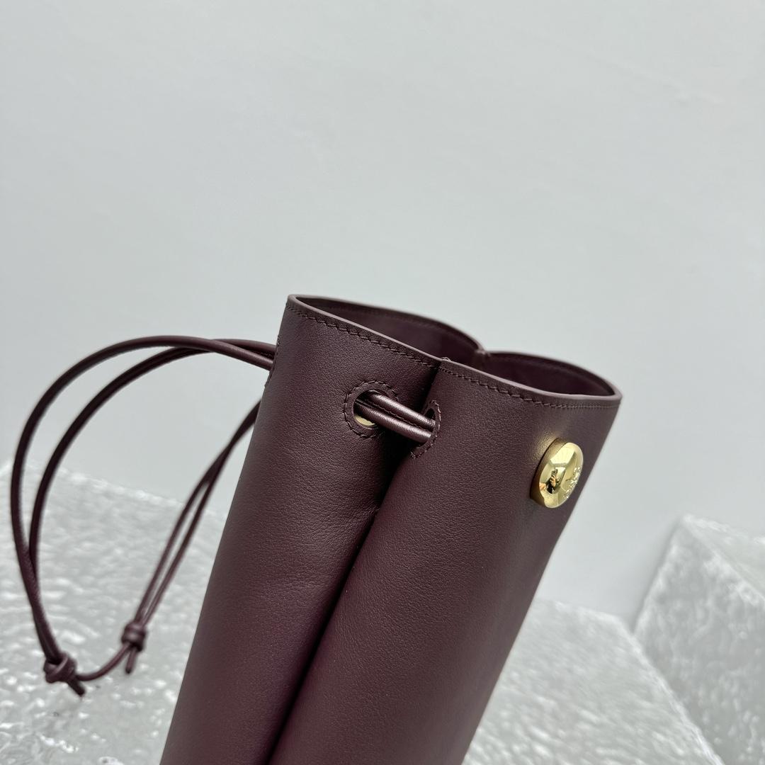 Loewe Pebble Pouch In Smooth Calfskin  - PerfectKickZ