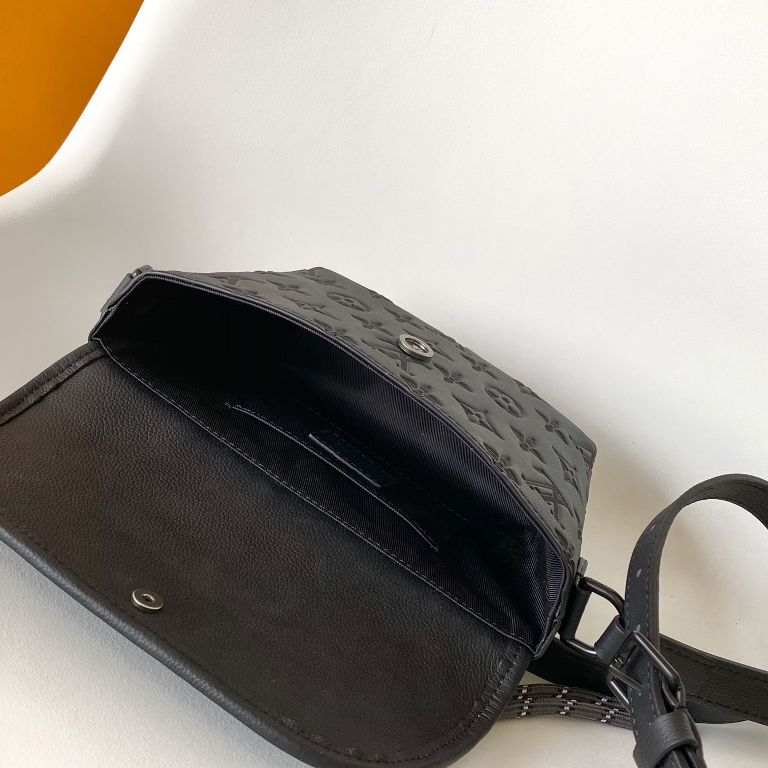 Louis Vuitton Pulse Wearable Wallet  M12636 - PerfectKickZ