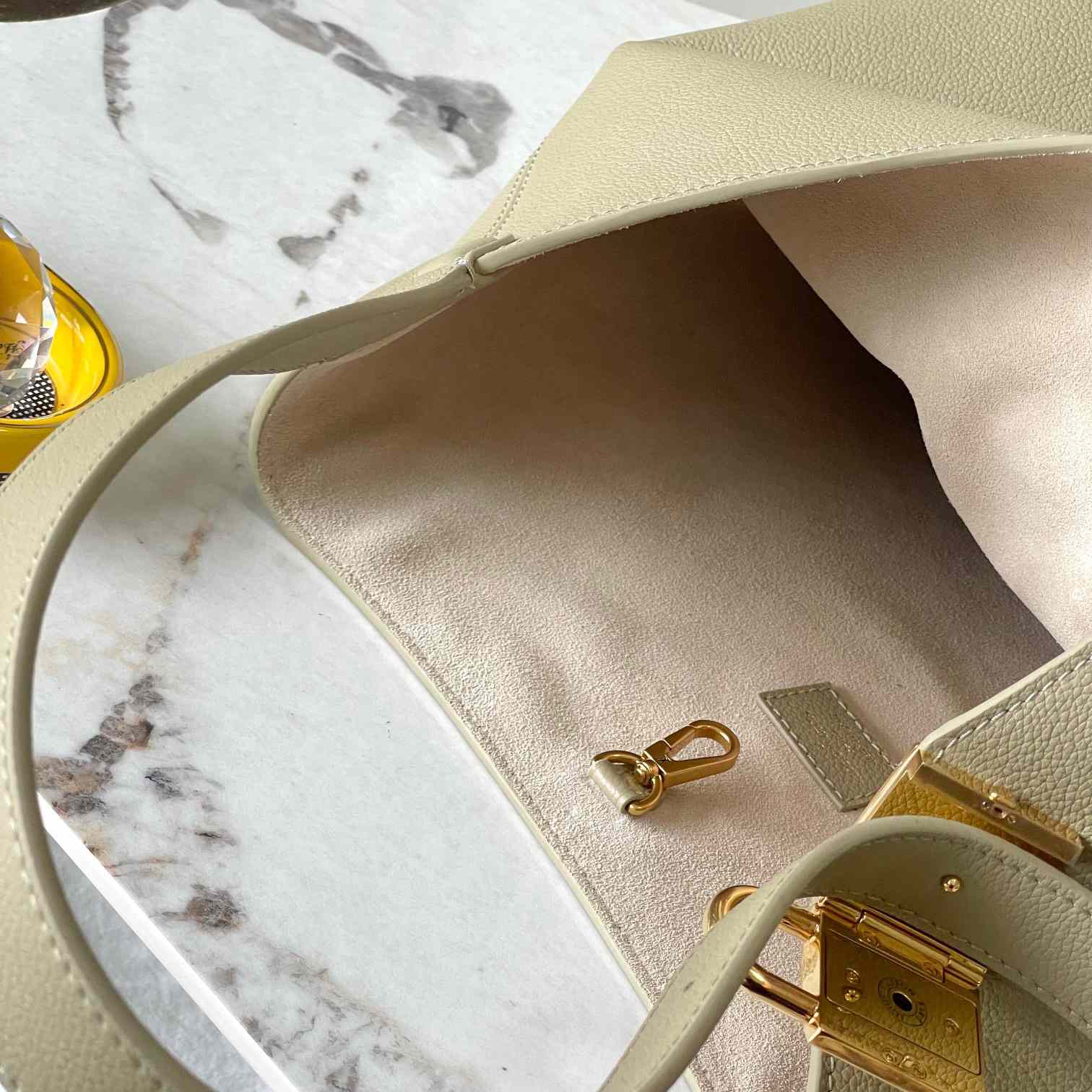 Louis Vuitton Low Key Hobo MM   M24988 - PerfectKickZ