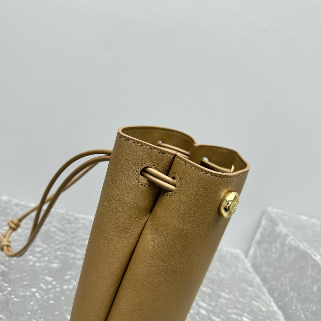 Loewe Pebble Pouch In Smooth Calfskin  - PerfectKickZ