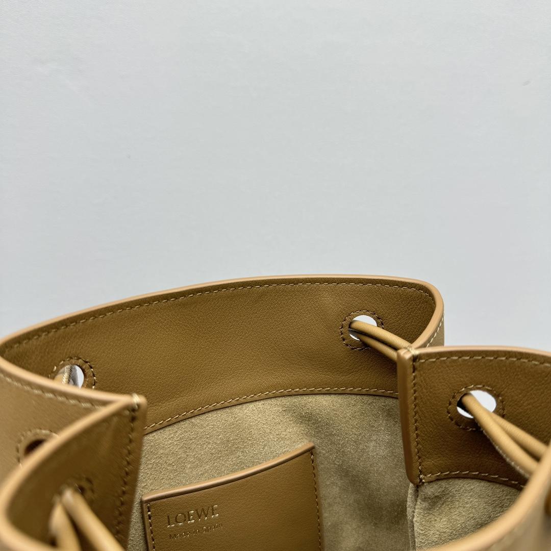 Loewe Pebble Pouch In Smooth Calfskin  - PerfectKickZ