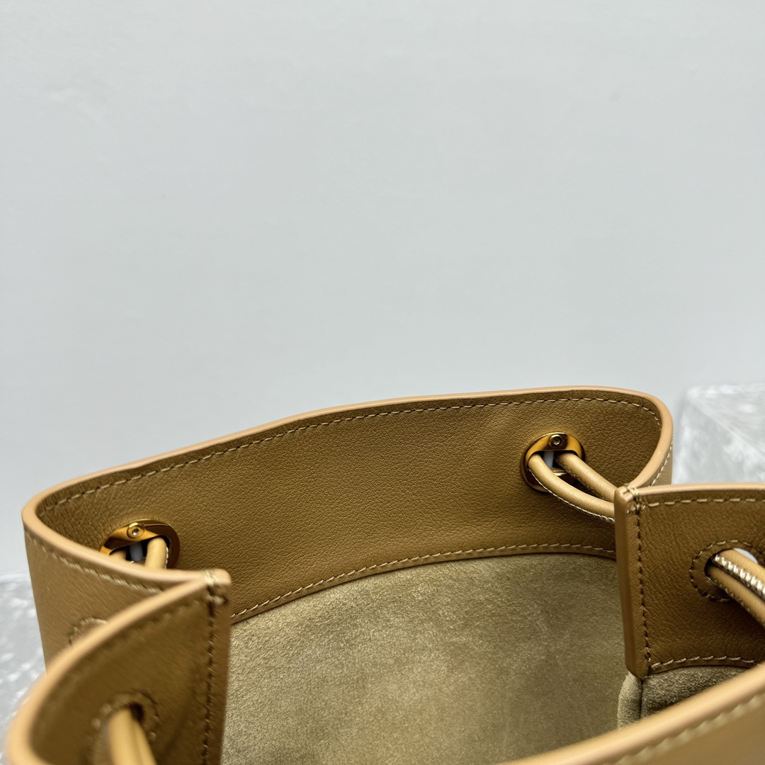 Loewe Pebble Pouch In Smooth Calfskin  - PerfectKickZ