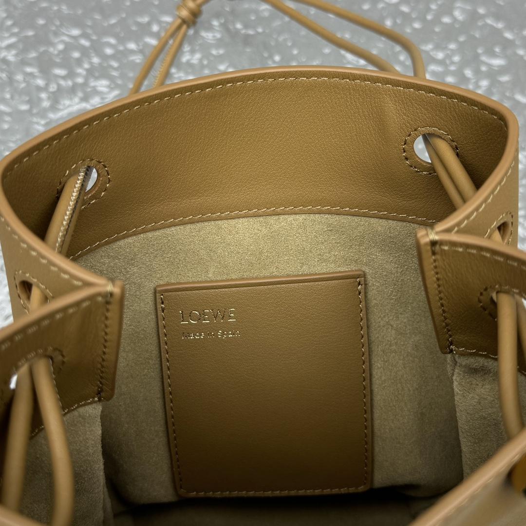 Loewe Pebble Pouch In Smooth Calfskin  - PerfectKickZ