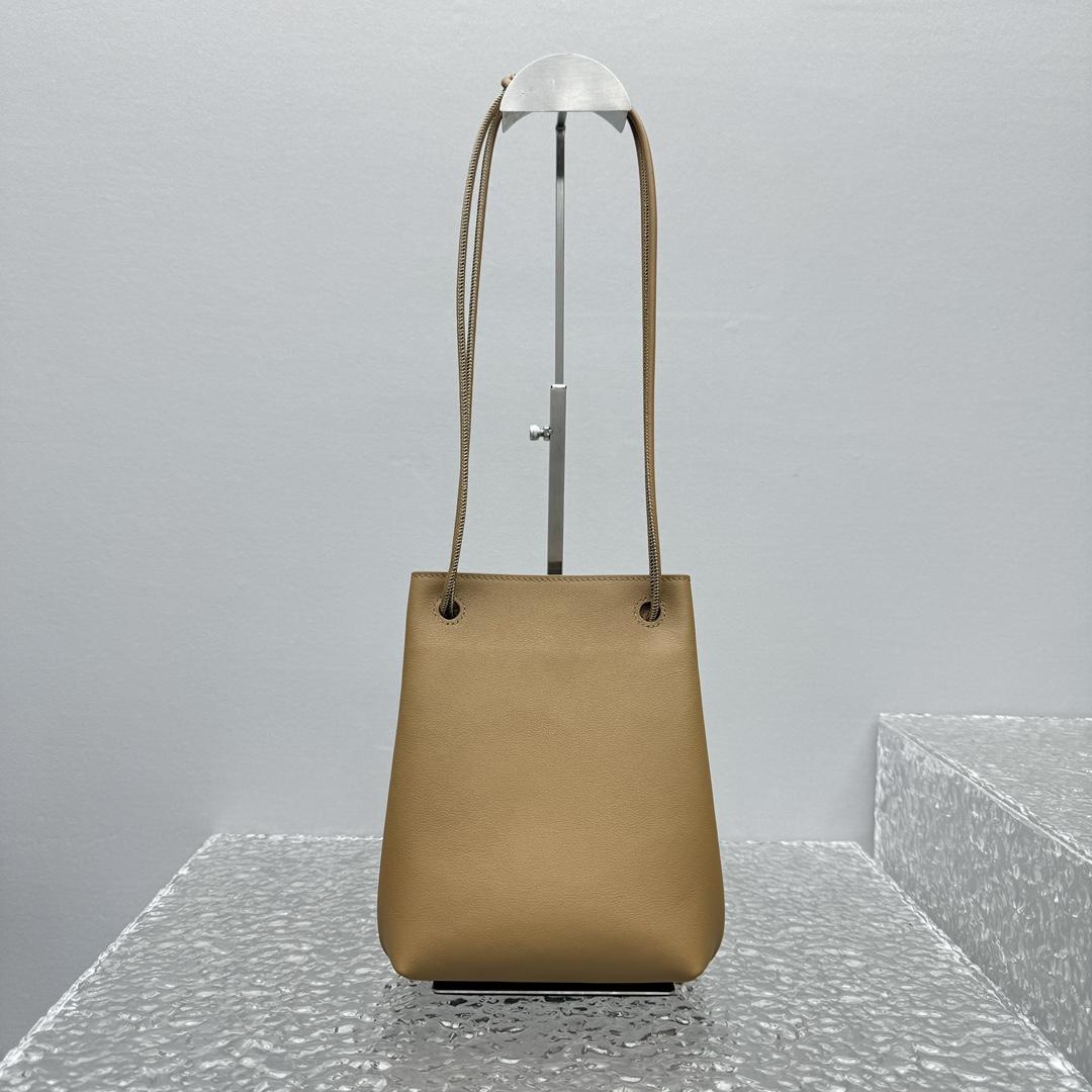 Loewe Pebble Pouch In Smooth Calfskin  - PerfectKickZ