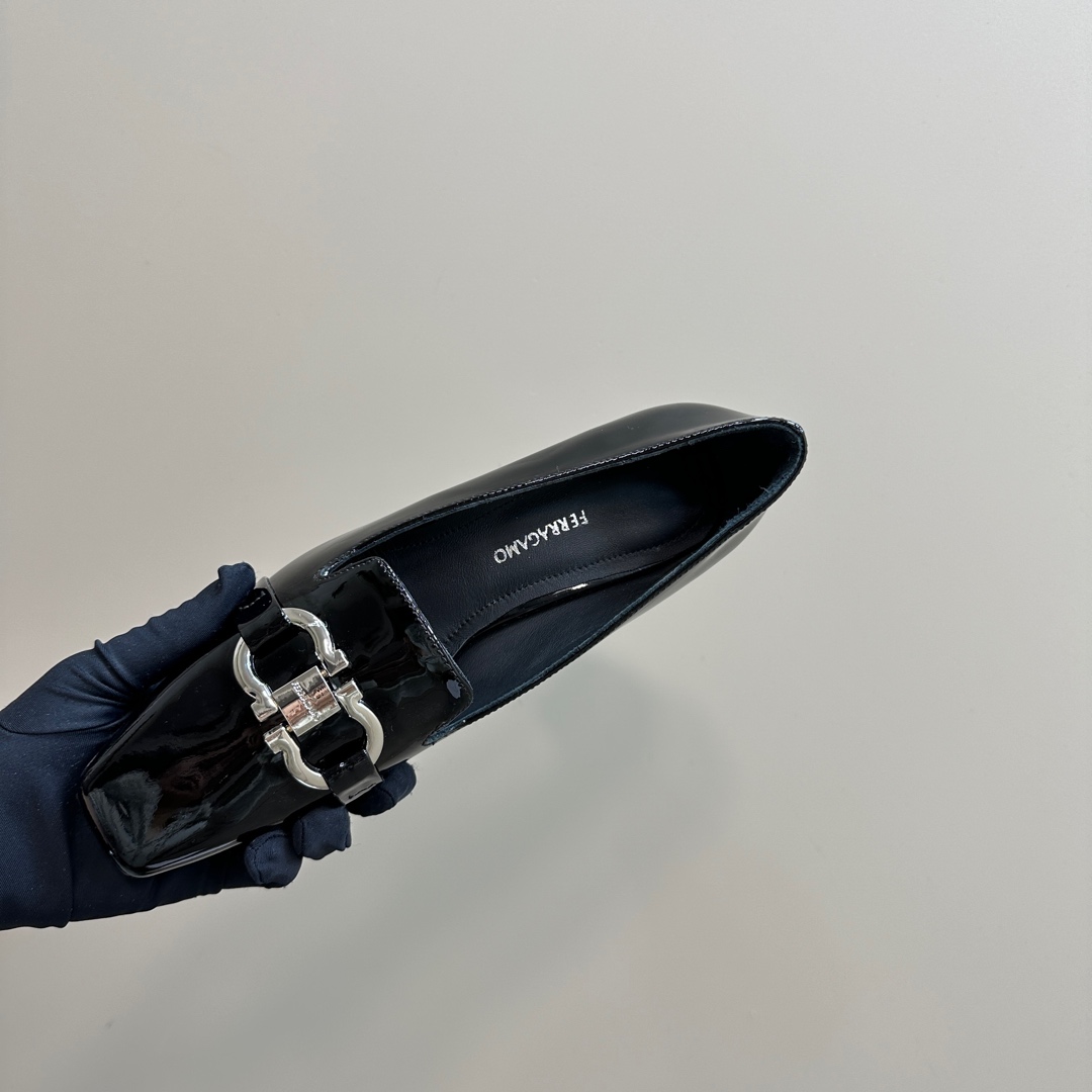 Ferragamo Pump With Gancini Ornament - PerfectKickZ