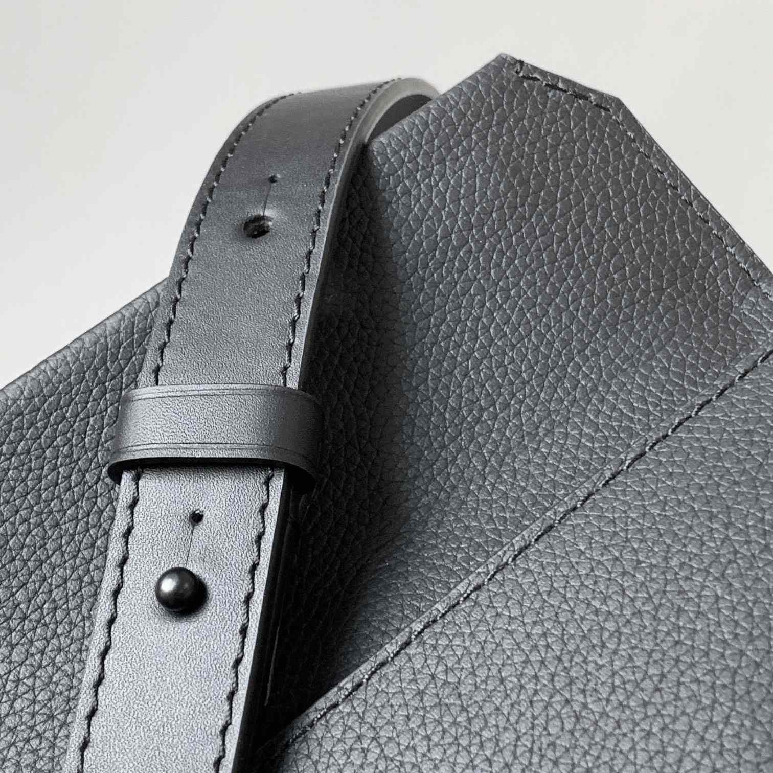 Louis Vuitton Pilot Wearable Wallet   M83563 - PerfectKickZ