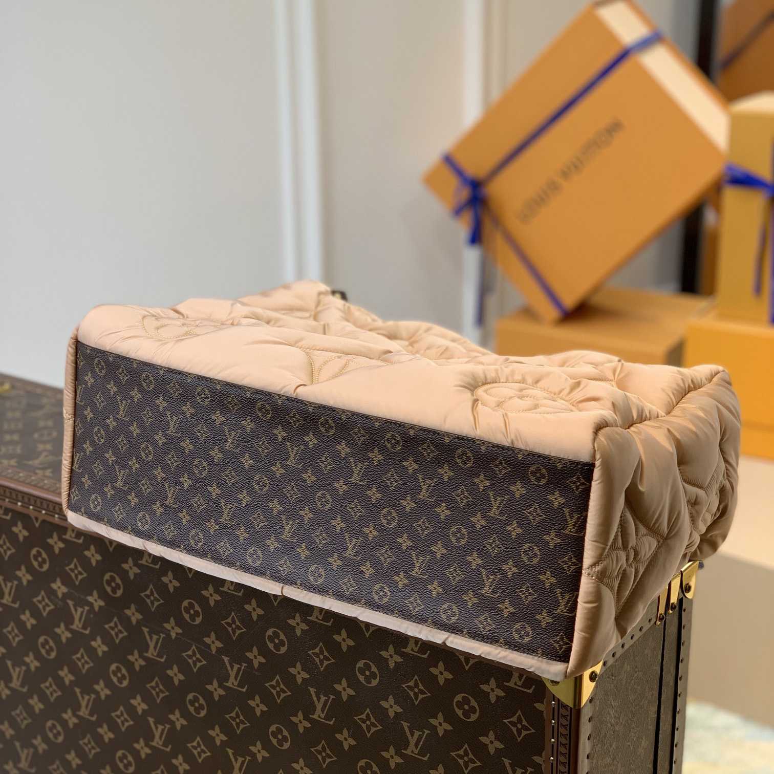 Louis Vuitton Monogram Giant Pillow OnTheGo MM   M59007 （41 x 34 x 19cm） - PerfectKickZ