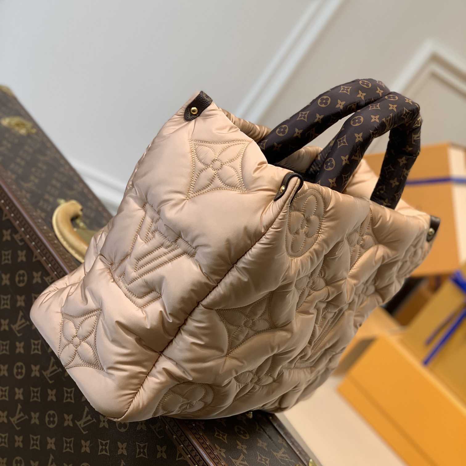 Louis Vuitton Monogram Giant Pillow OnTheGo MM   M59007 （41 x 34 x 19cm） - PerfectKickZ