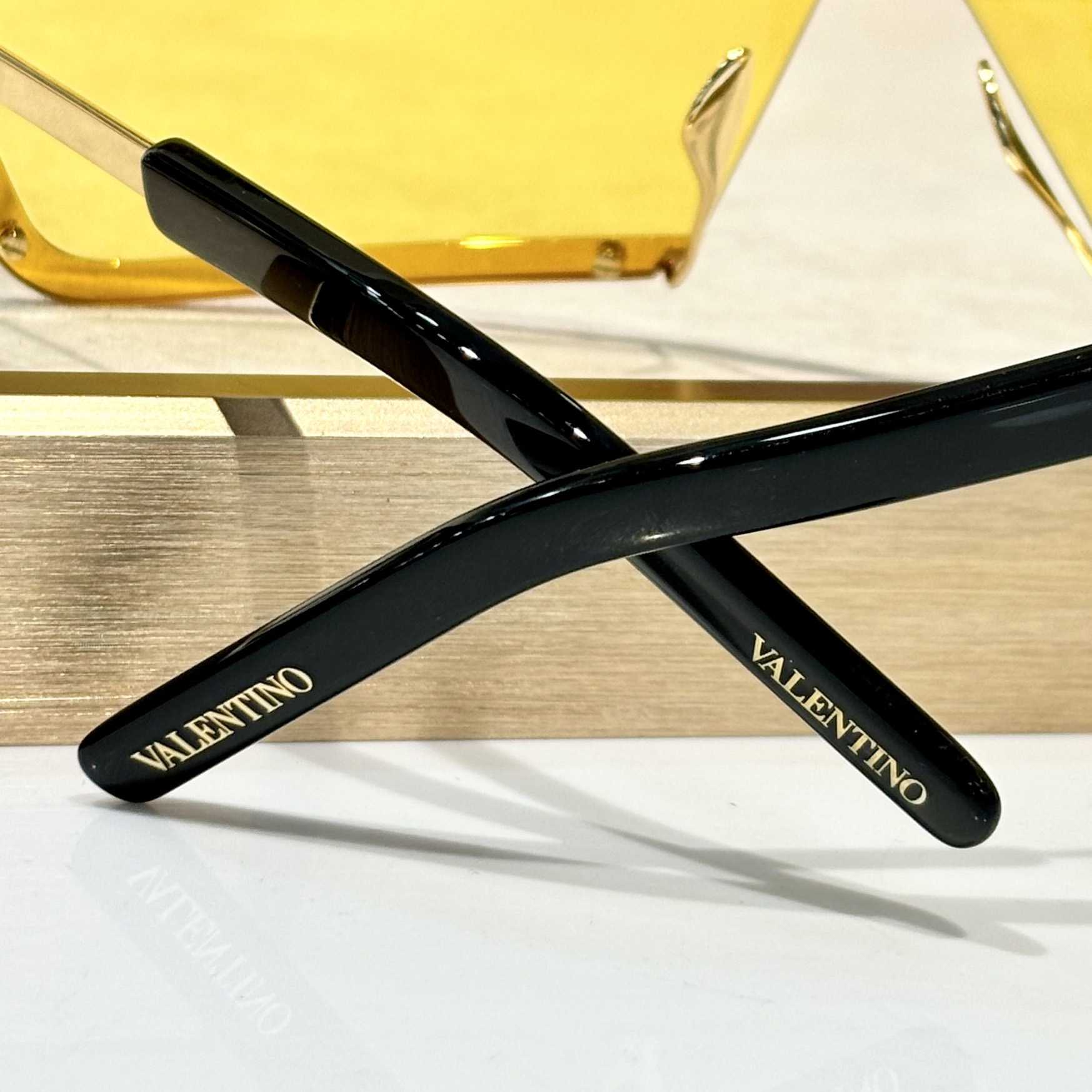 Valent Garavani V-Romask Sunglasses - PerfectKickZ