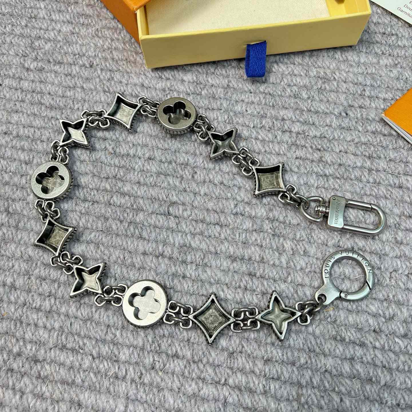 Louis Vuitton Western Chain Belt And Bag Charm   M02031 - PerfectKickZ