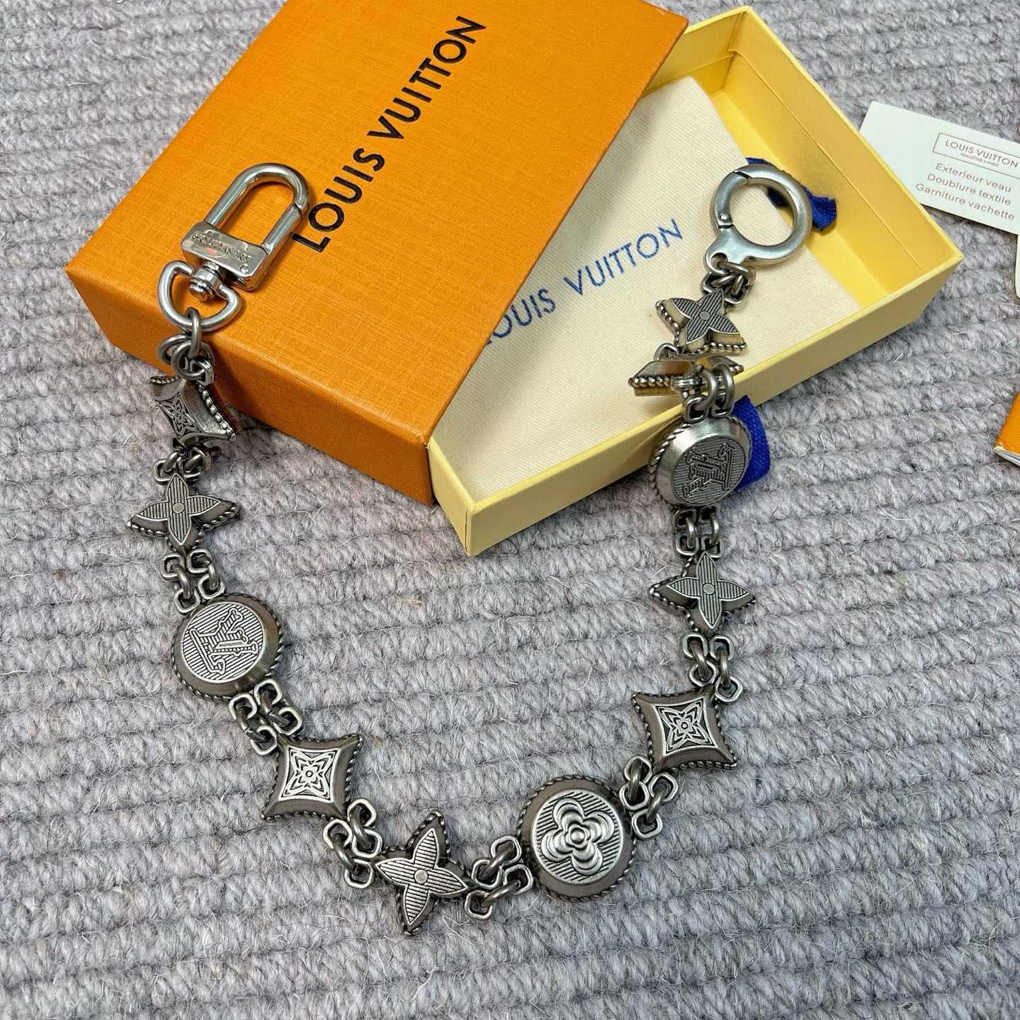 Louis Vuitton Western Chain Belt And Bag Charm   M02031 - PerfectKickZ