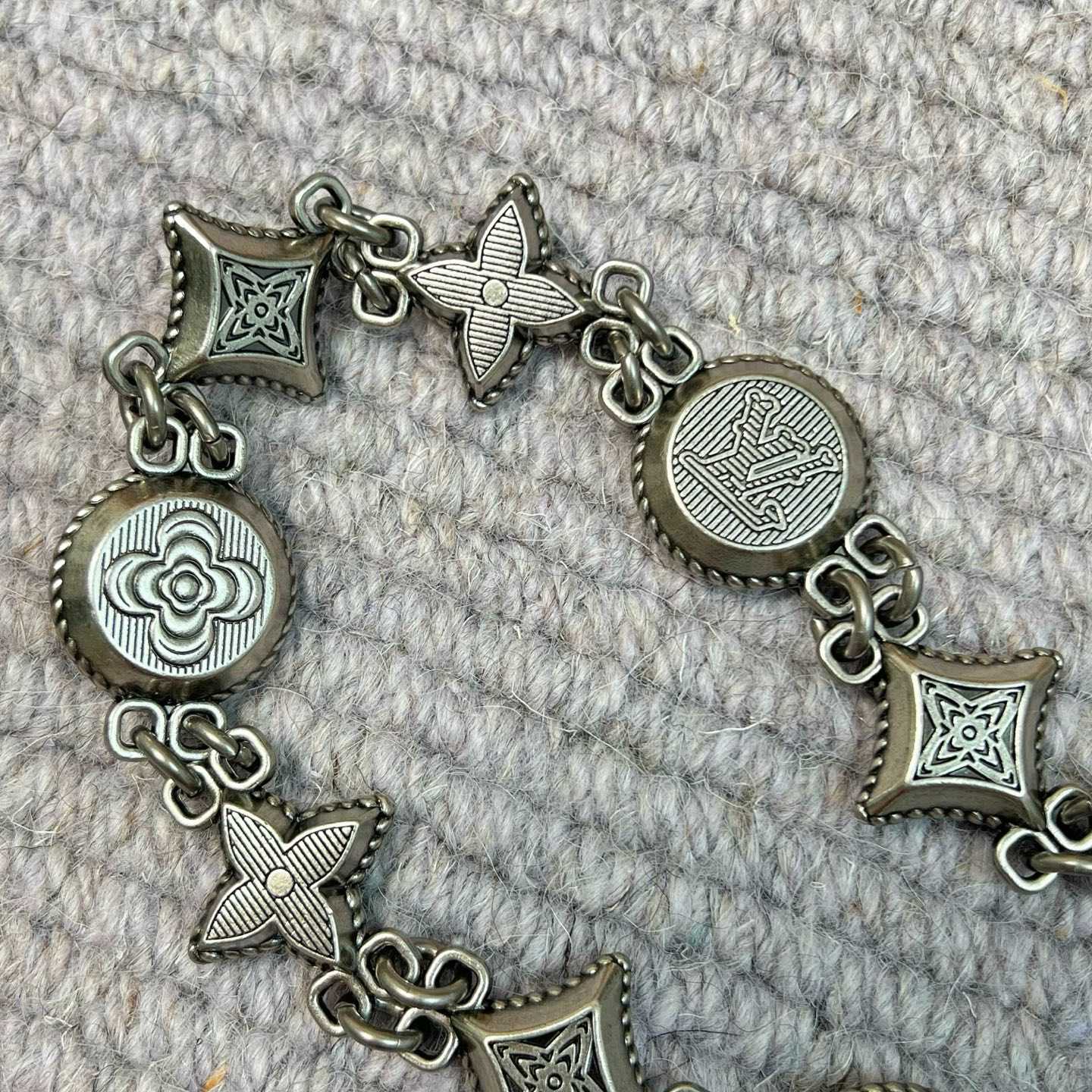 Louis Vuitton Western Chain Belt And Bag Charm   M02031 - PerfectKickZ