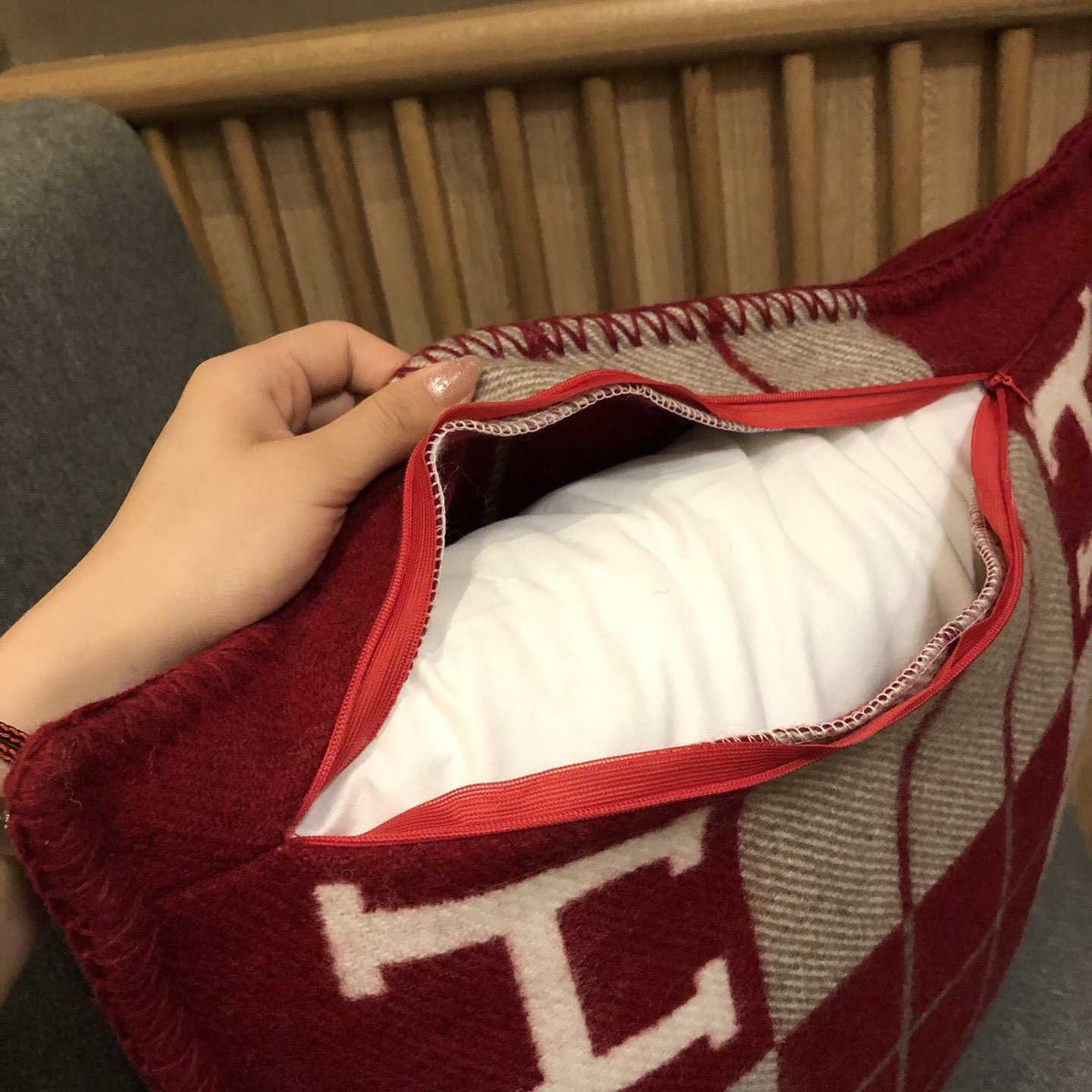 Hermes Avalon III Pillow,Small Model - PerfectKickZ