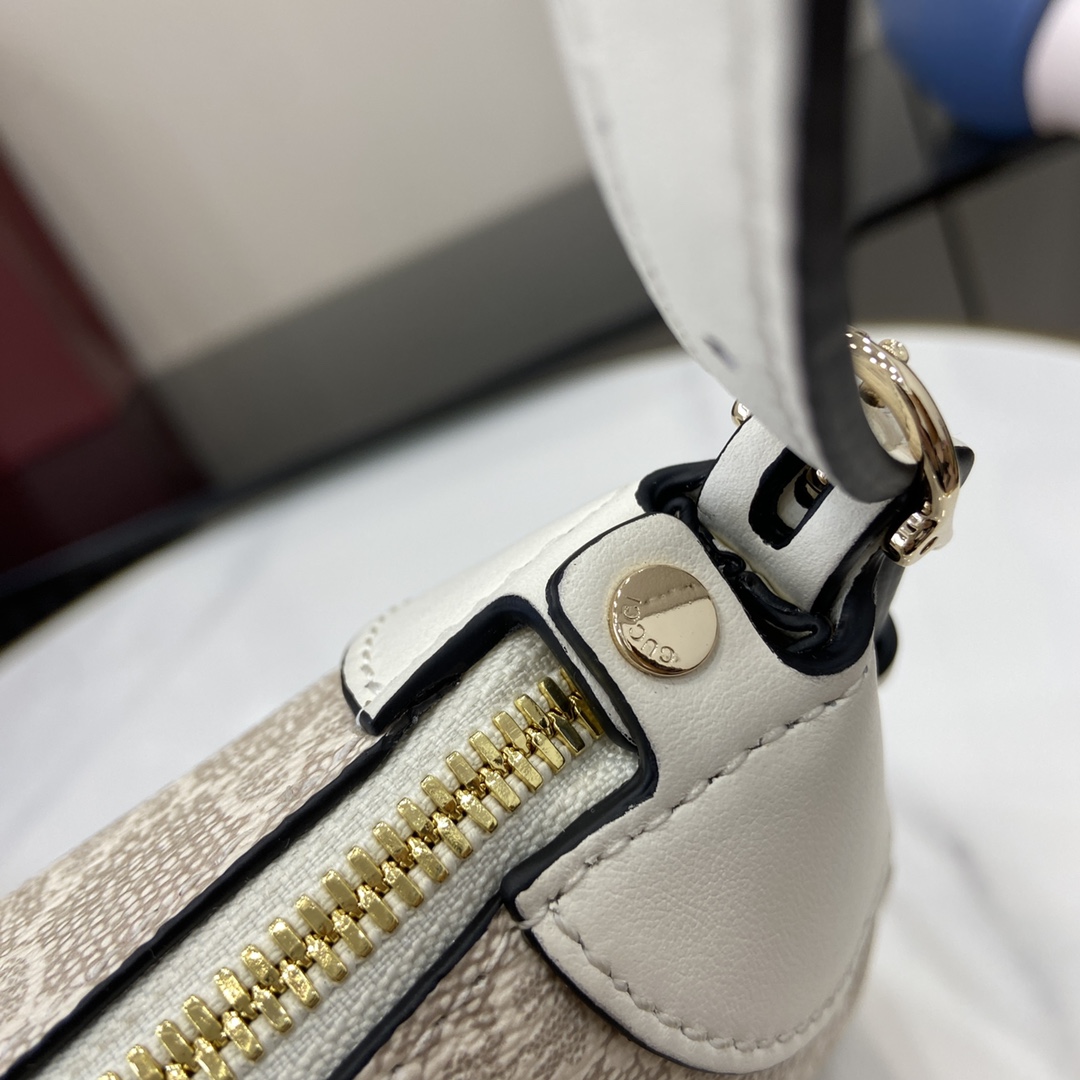 Gucci GG Emblem Medium Shoulder Bag - 