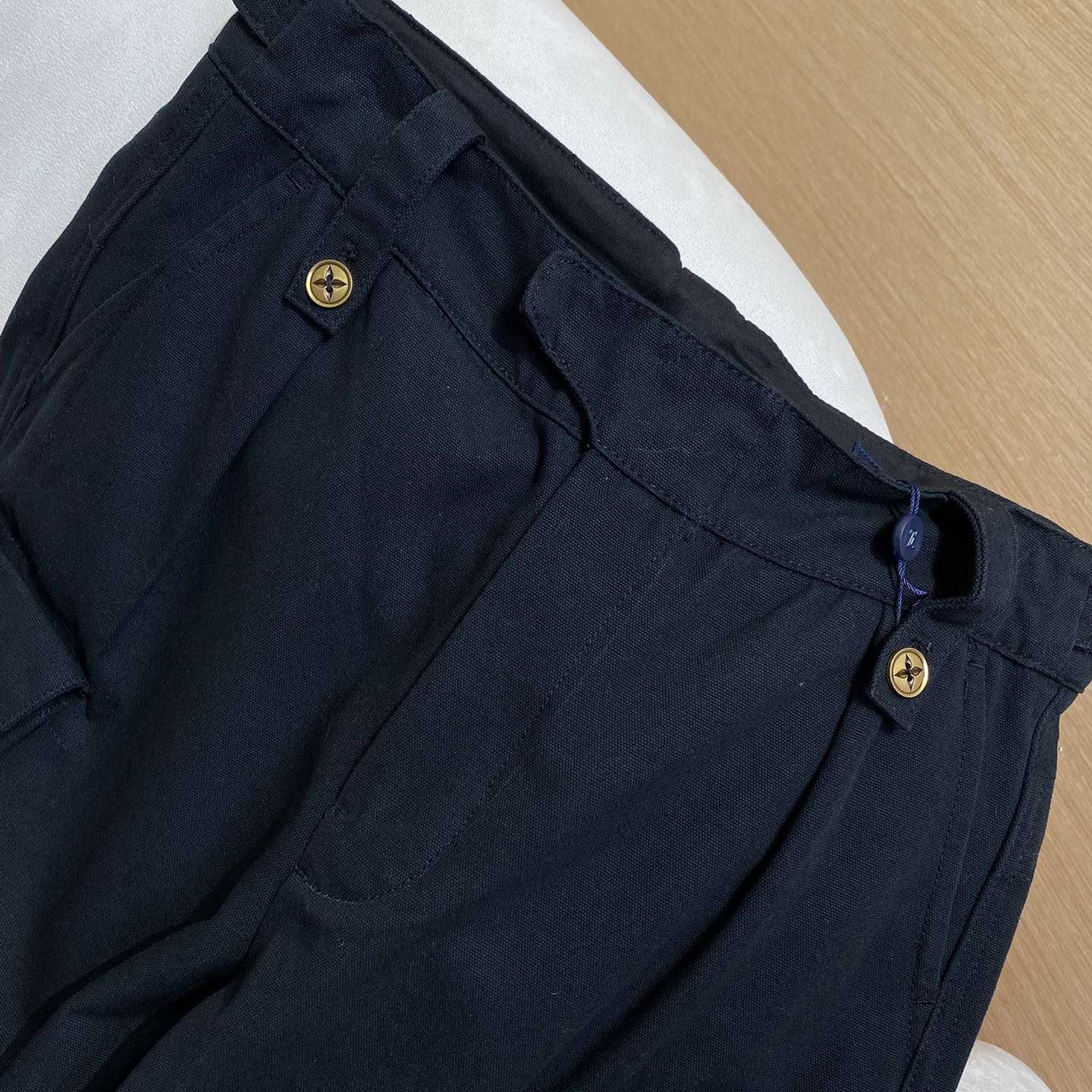 Louis Vuitton Cotton Utility Cargo Shorts   1AFJ54 - PerfectKickZ