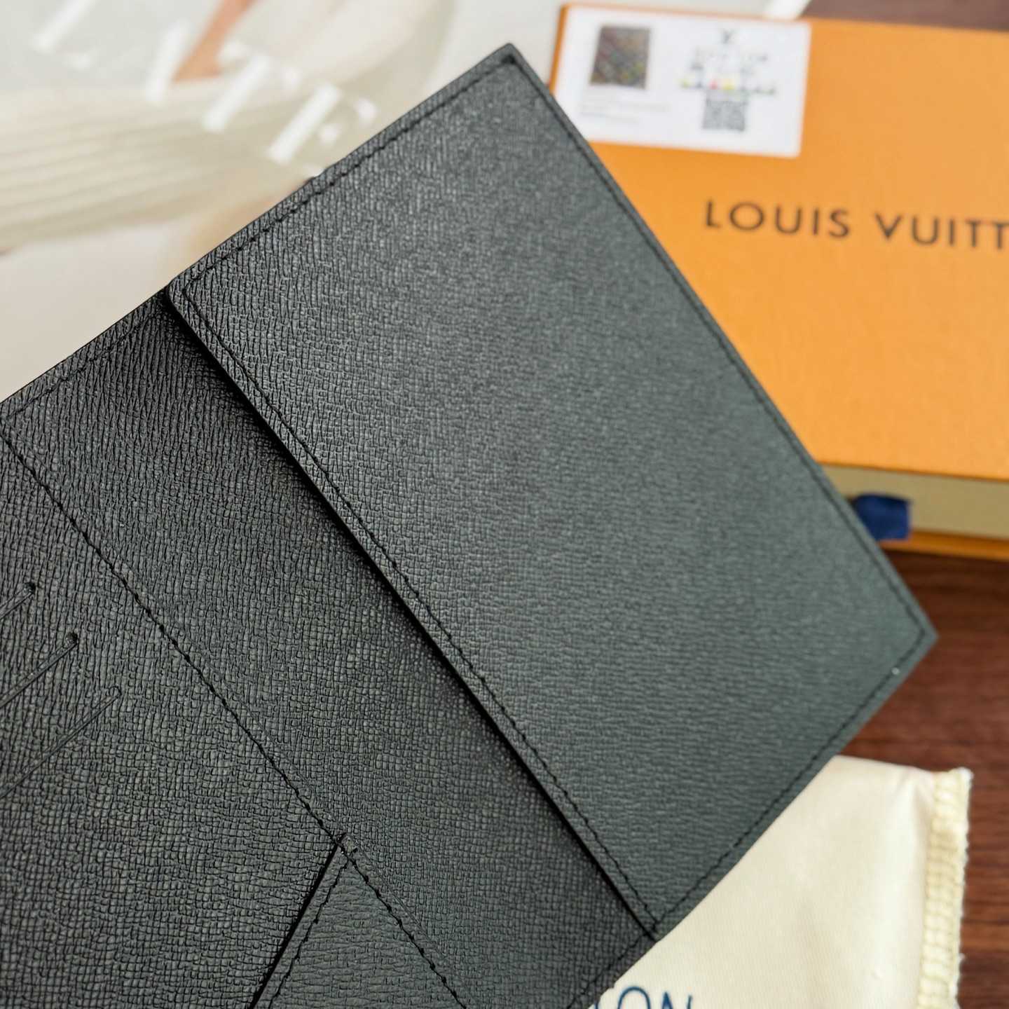 Louis Vuitton LV x TM Passport Cover   M13414 - 