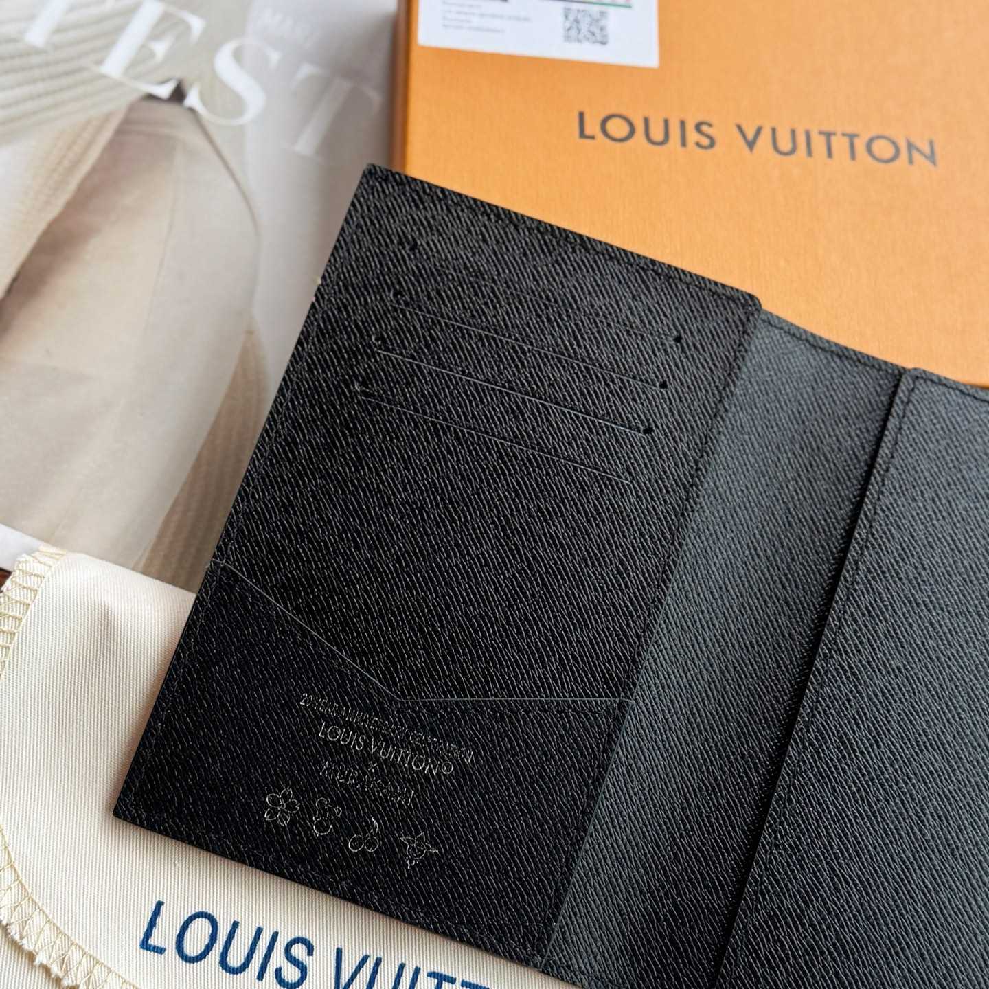 Louis Vuitton LV x TM Passport Cover   M13414 - 