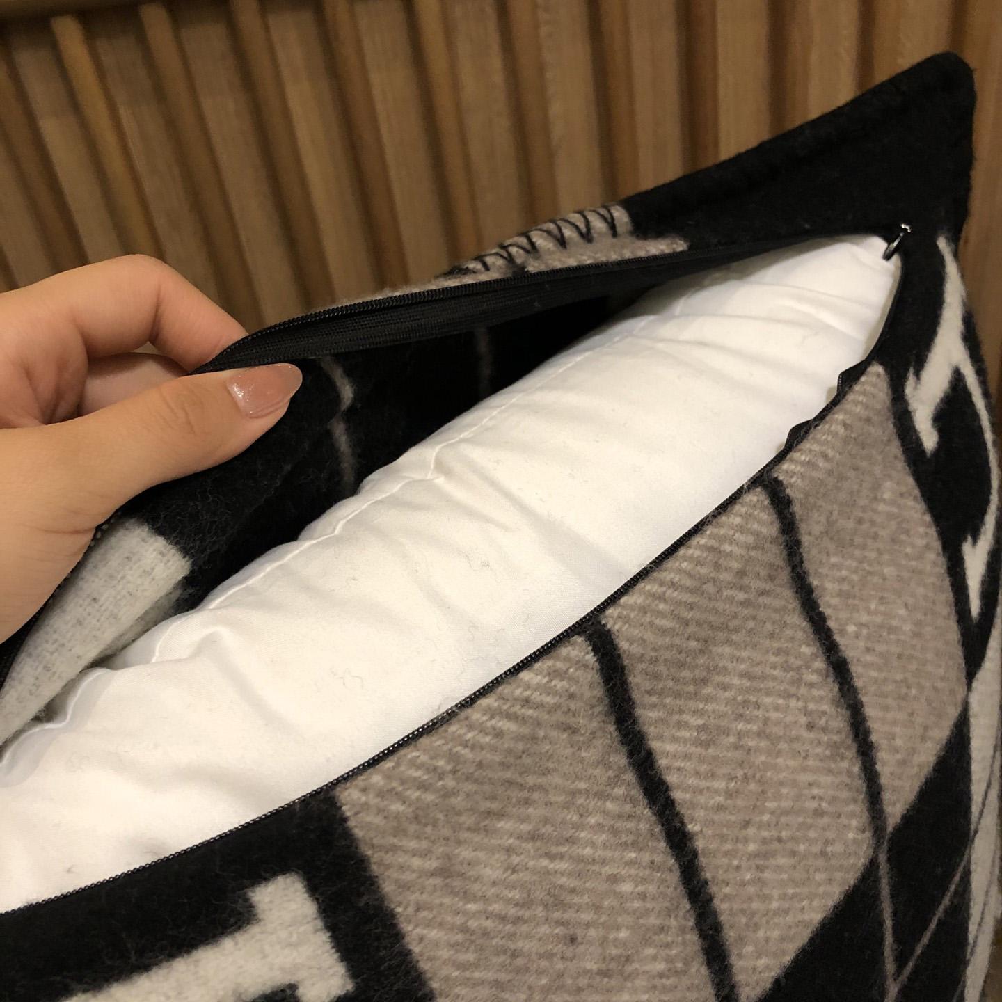 Hermes Avalon III Pillow,Small Model - 