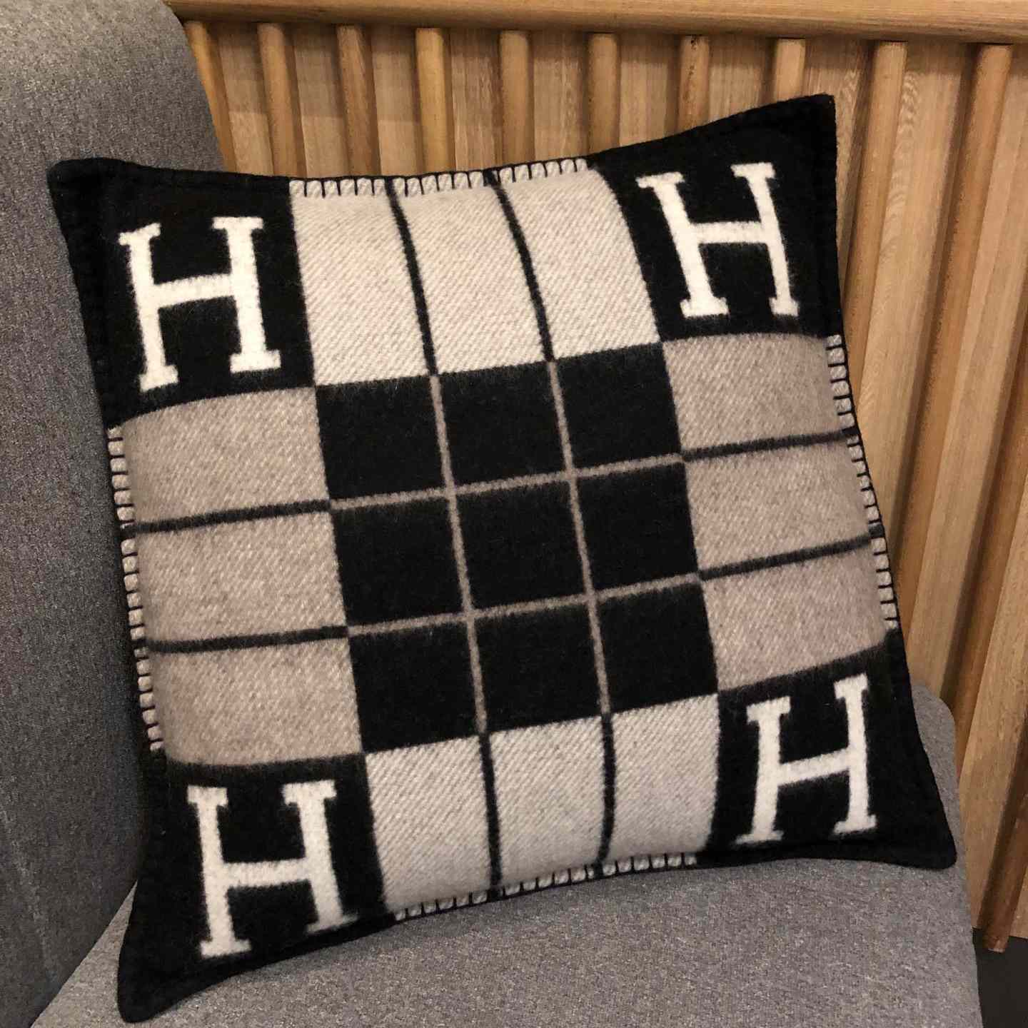 Hermes Avalon III Pillow,Small Model - PerfectKickZ