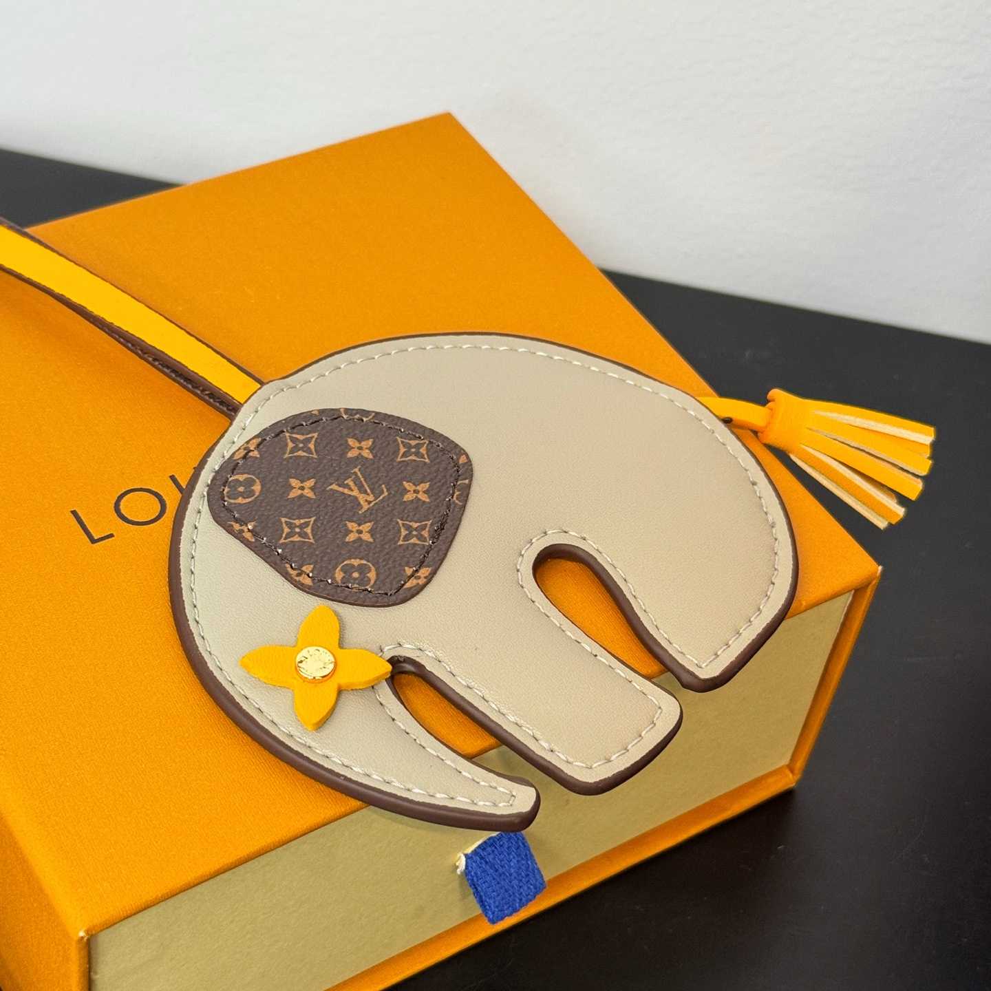 Louis Vuitton LV Elephant Bag Charm   M02384 - 