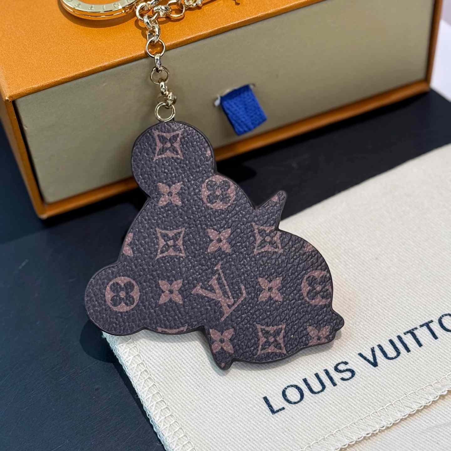 Louis Vuitton LV x TM Superflat Panda Key Holder   M02467 - PerfectKickZ